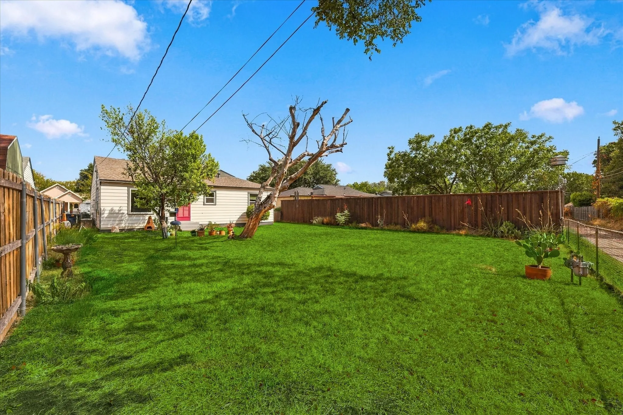 Single Family Residence For Sale in Dallas County , 3202 Casino Drive, Dallas, Texas 75224, 2 Bedroom, 1 Bathroom, 1 Garage spaces, 1,092 Sqft, built in 1950, mls#21395398, Real Estate Agent in Dallas, Homes For Sale in Dallas county, Homes For Sale in Dallas, Realtor in Dallas Texas, Real Estate Brokerage Independent Realty Texas, Luminita Cordes Realtor