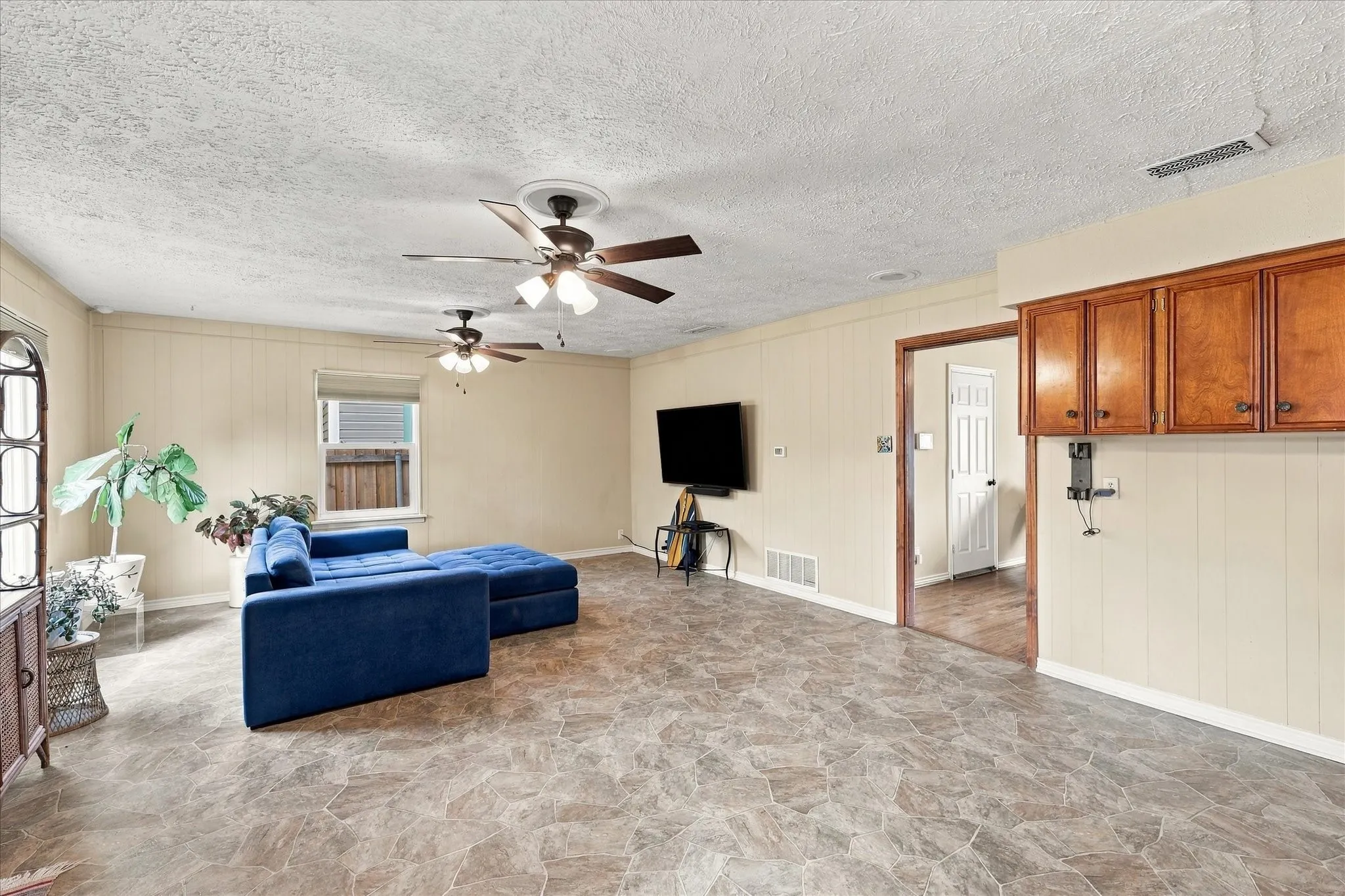 Single Family Residence For Sale in Dallas County , 3202 Casino Drive, Dallas, Texas 75224, 2 Bedroom, 1 Bathroom, 1 Garage spaces, 1,092 Sqft, built in 1950, mls#21395398, Real Estate Agent in Dallas, Homes For Sale in Dallas county, Homes For Sale in Dallas, Realtor in Dallas Texas, Real Estate Brokerage Independent Realty Texas, Luminita Cordes Realtor