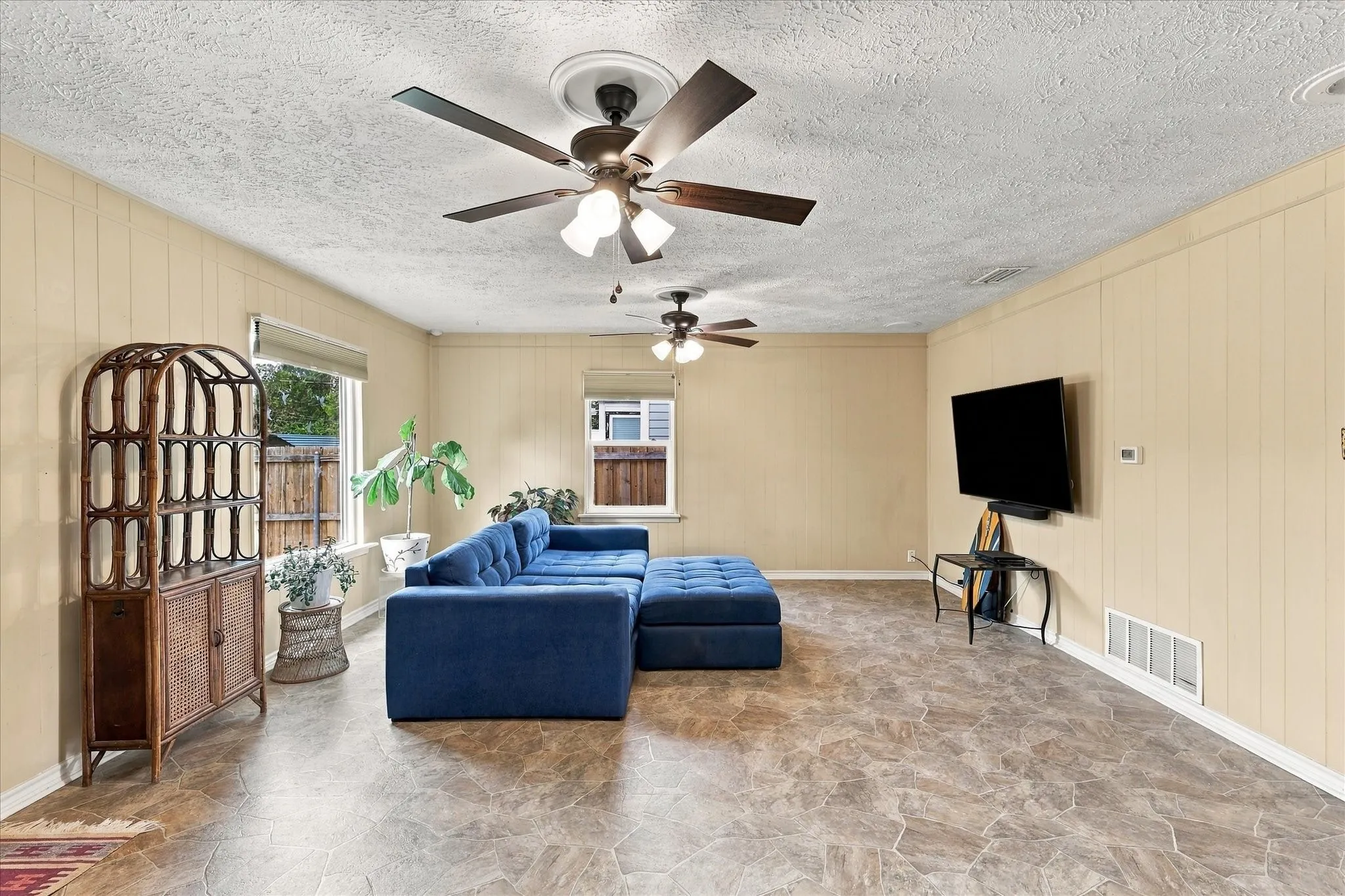 Single Family Residence For Sale in Dallas County , 3202 Casino Drive, Dallas, Texas 75224, 2 Bedroom, 1 Bathroom, 1 Garage spaces, 1,092 Sqft, built in 1950, mls#21395398, Real Estate Agent in Dallas, Homes For Sale in Dallas county, Homes For Sale in Dallas, Realtor in Dallas Texas, Real Estate Brokerage Independent Realty Texas, Luminita Cordes Realtor