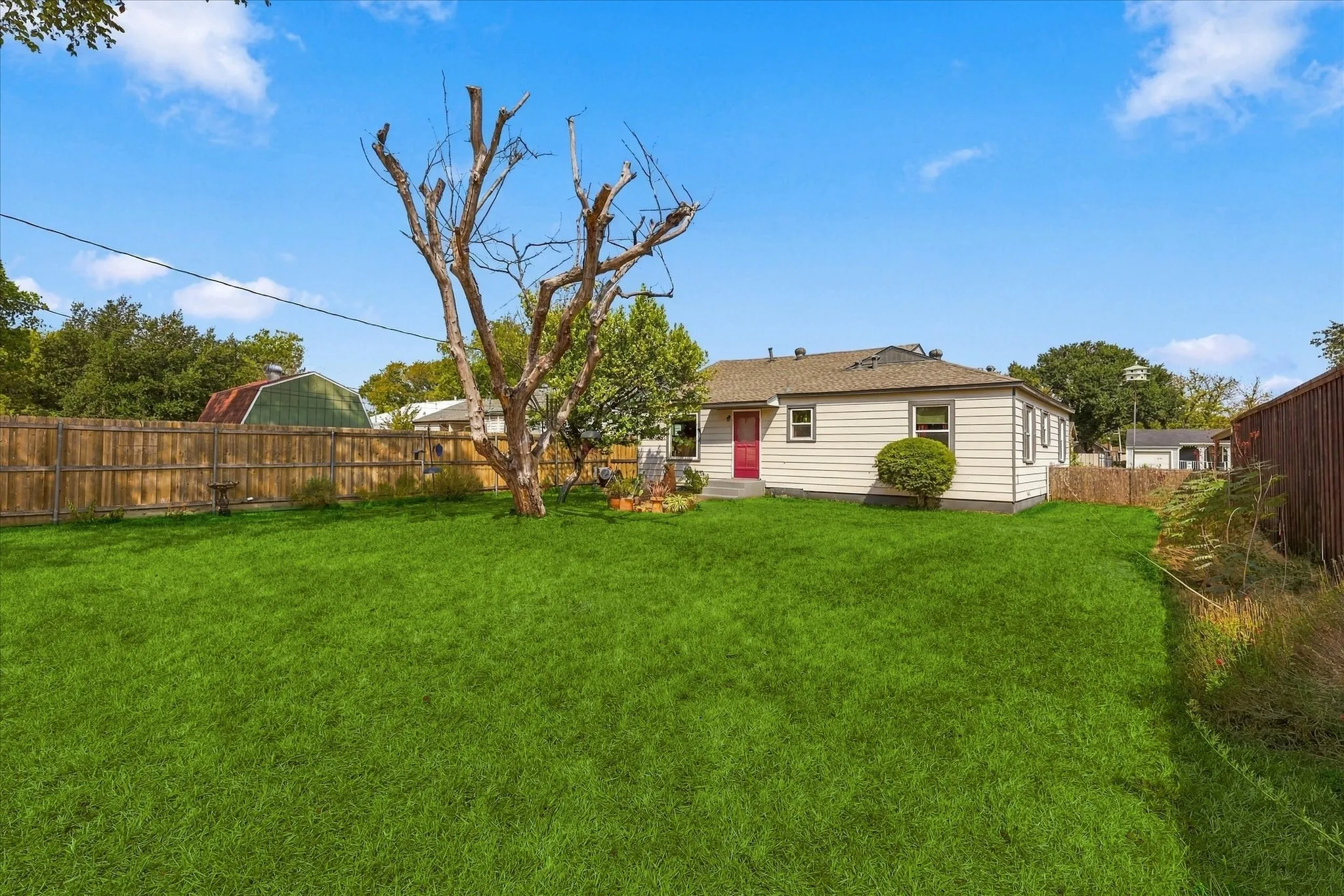 Single Family Residence For Sale in Dallas County , 3202 Casino Drive, Dallas, Texas 75224, 2 Bedroom, 1 Bathroom, 1 Garage spaces, 1,092 Sqft, built in 1950, mls#21395398, Real Estate Agent in Dallas, Homes For Sale in Dallas county, Homes For Sale in Dallas, Realtor in Dallas Texas, Real Estate Brokerage Independent Realty Texas, Luminita Cordes Realtor