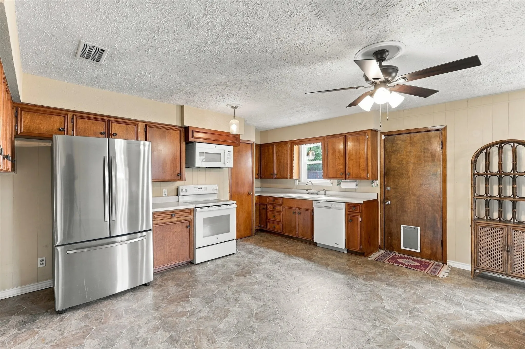 Single Family Residence For Sale in Dallas County , 3202 Casino Drive, Dallas, Texas 75224, 2 Bedroom, 1 Bathroom, 1 Garage spaces, 1,092 Sqft, built in 1950, mls#21395398, Real Estate Agent in Dallas, Homes For Sale in Dallas county, Homes For Sale in Dallas, Realtor in Dallas Texas, Real Estate Brokerage Independent Realty Texas, Luminita Cordes Realtor