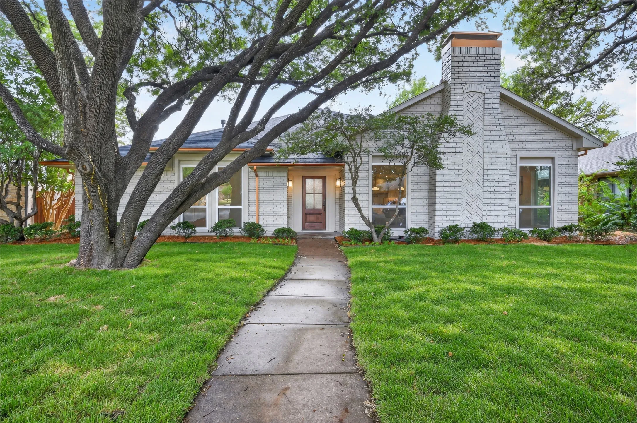Single Family Residence For Sale in Dallas County , 9754 Burleson Drive, Dallas, Texas 75243, 3 Bedroom, 3 Bathroom, 2 Garage spaces, 2,422 Sqft, built in 1980, mls#21394571, Real Estate Agent in Dallas, Homes For Sale in Dallas county, Homes For Sale in Dallas, Realtor in Dallas Texas, Real Estate Brokerage Independent Realty Texas, Luminita Cordes Realtor