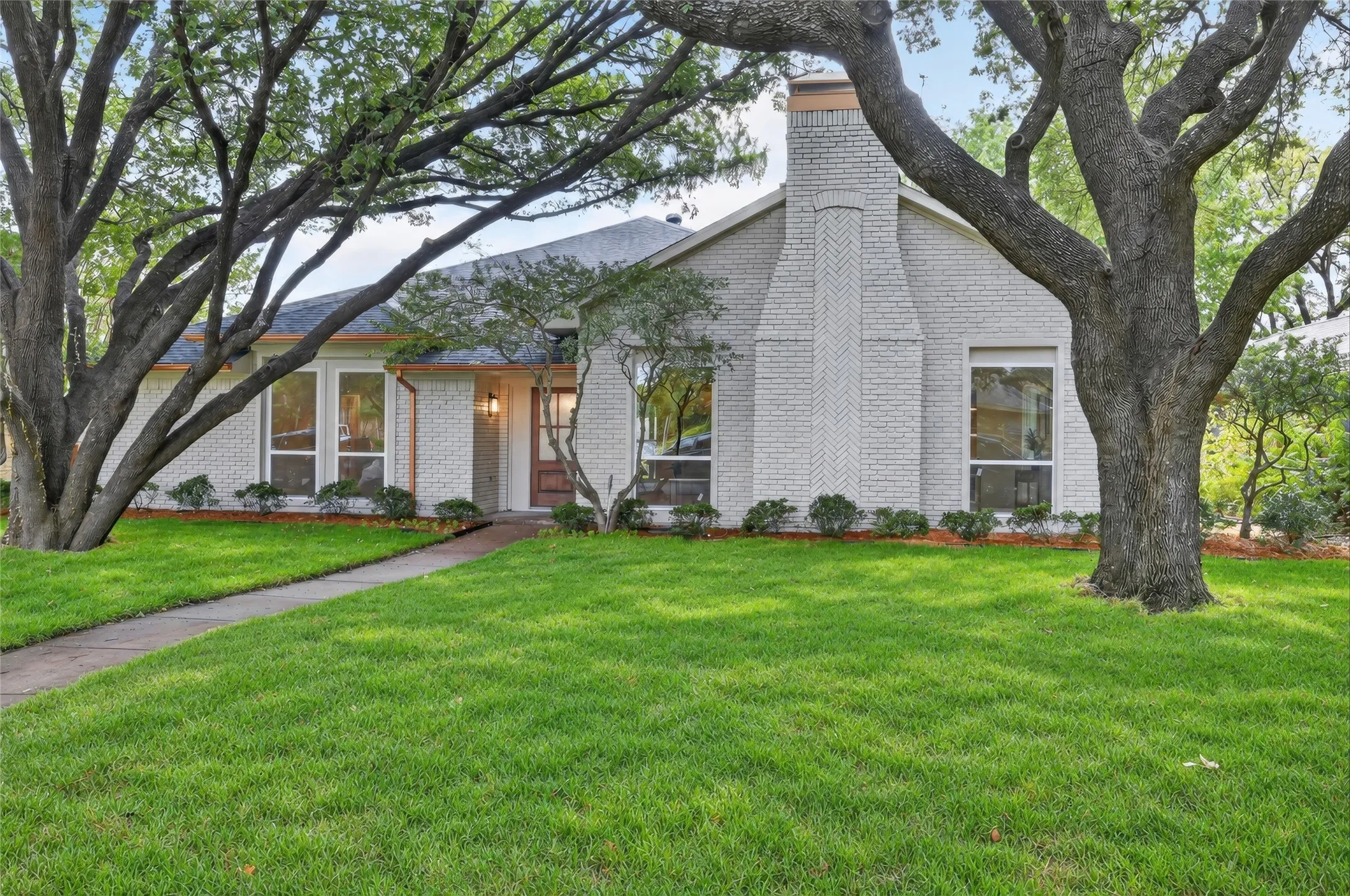 Single Family Residence For Sale in Dallas County , 9754 Burleson Drive, Dallas, Texas 75243, 3 Bedroom, 3 Bathroom, 2 Garage spaces, 2,422 Sqft, built in 1980, mls#21394571, Real Estate Agent in Dallas, Homes For Sale in Dallas county, Homes For Sale in Dallas, Realtor in Dallas Texas, Real Estate Brokerage Independent Realty Texas, Luminita Cordes Realtor