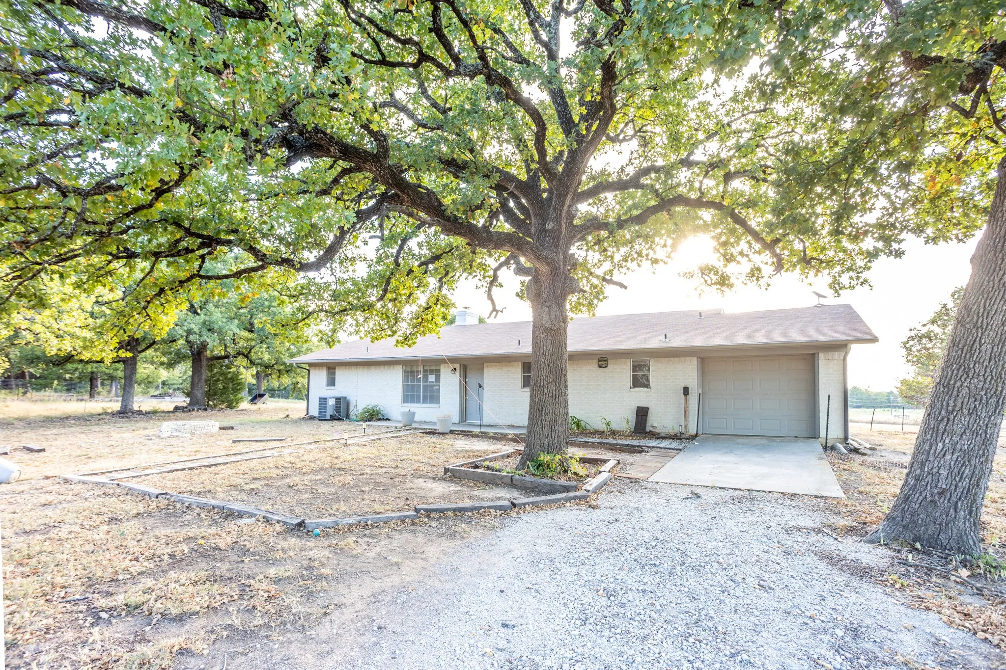 Farm For Sale in Cooke County , 186 County Road 150, Gainesville, Texas 76240, 2 Bedroom, 2 Bathroom, 1 Garage spaces, 1,455 Sqft, built in 1975, mls#21394650, Real Estate Agent in Gainesville, Homes For Sale in Cooke county, Homes For Sale in Gainesville, Realtor in Gainesville Texas, Real Estate Brokerage Independent Realty Texas, Luminita Cordes Realtor