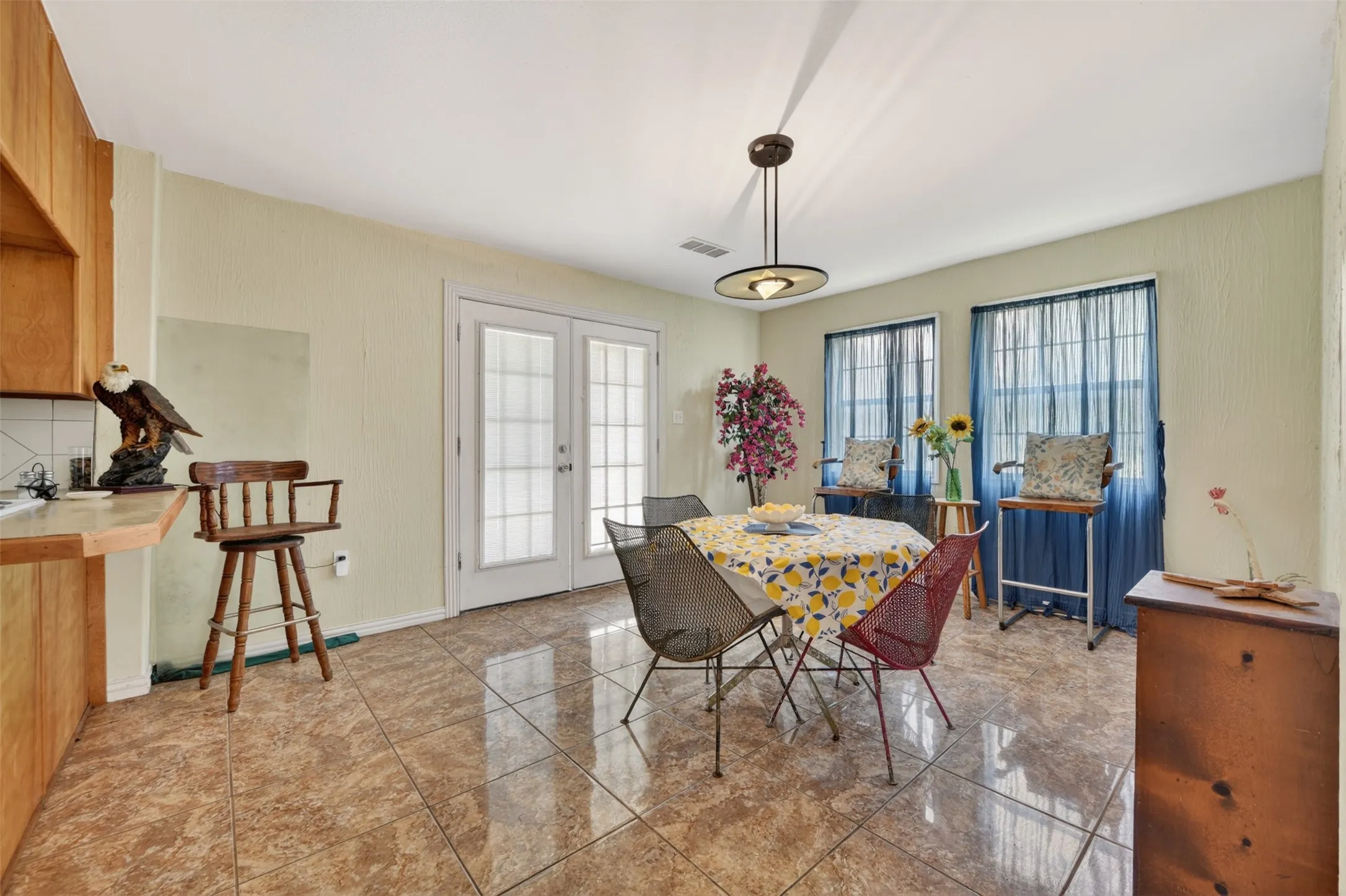 Single Family Residence For Sale in Ellis County , 104 Bow Creek, Red Oak, Texas 75154, 4 Bedroom, 3 Bathroom, 2 Garage spaces, 2,100 Sqft, built in 1993, mls#21396172, Real Estate Agent in Red Oak, Homes For Sale in Ellis county, Homes For Sale in Red Oak, Realtor in Red Oak Texas, Real Estate Brokerage Independent Realty Texas, Luminita Cordes Realtor