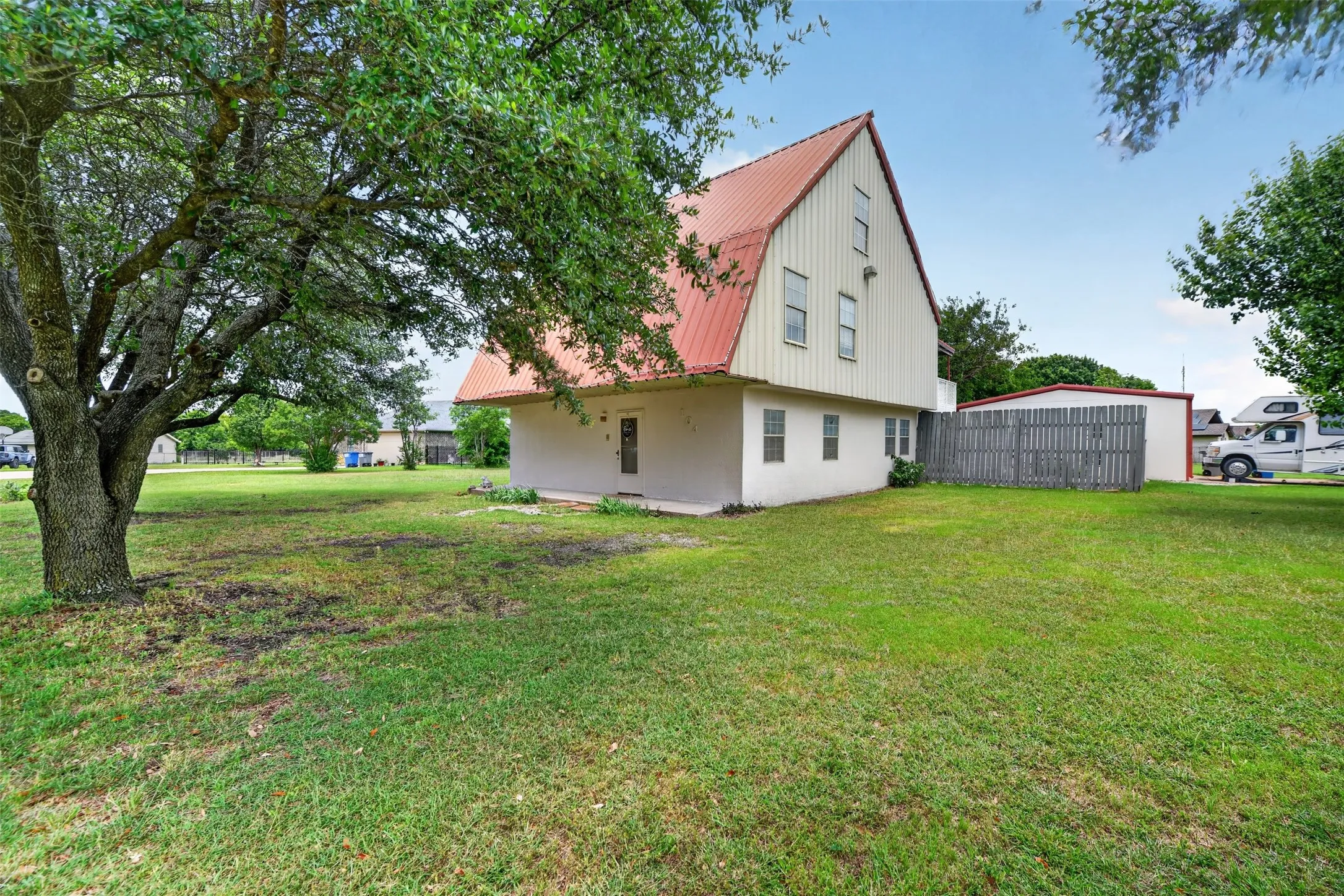 Single Family Residence For Sale in Ellis County , 104 Bow Creek, Red Oak, Texas 75154, 4 Bedroom, 3 Bathroom, 2 Garage spaces, 2,100 Sqft, built in 1993, mls#21396172, Real Estate Agent in Red Oak, Homes For Sale in Ellis county, Homes For Sale in Red Oak, Realtor in Red Oak Texas, Real Estate Brokerage Independent Realty Texas, Luminita Cordes Realtor