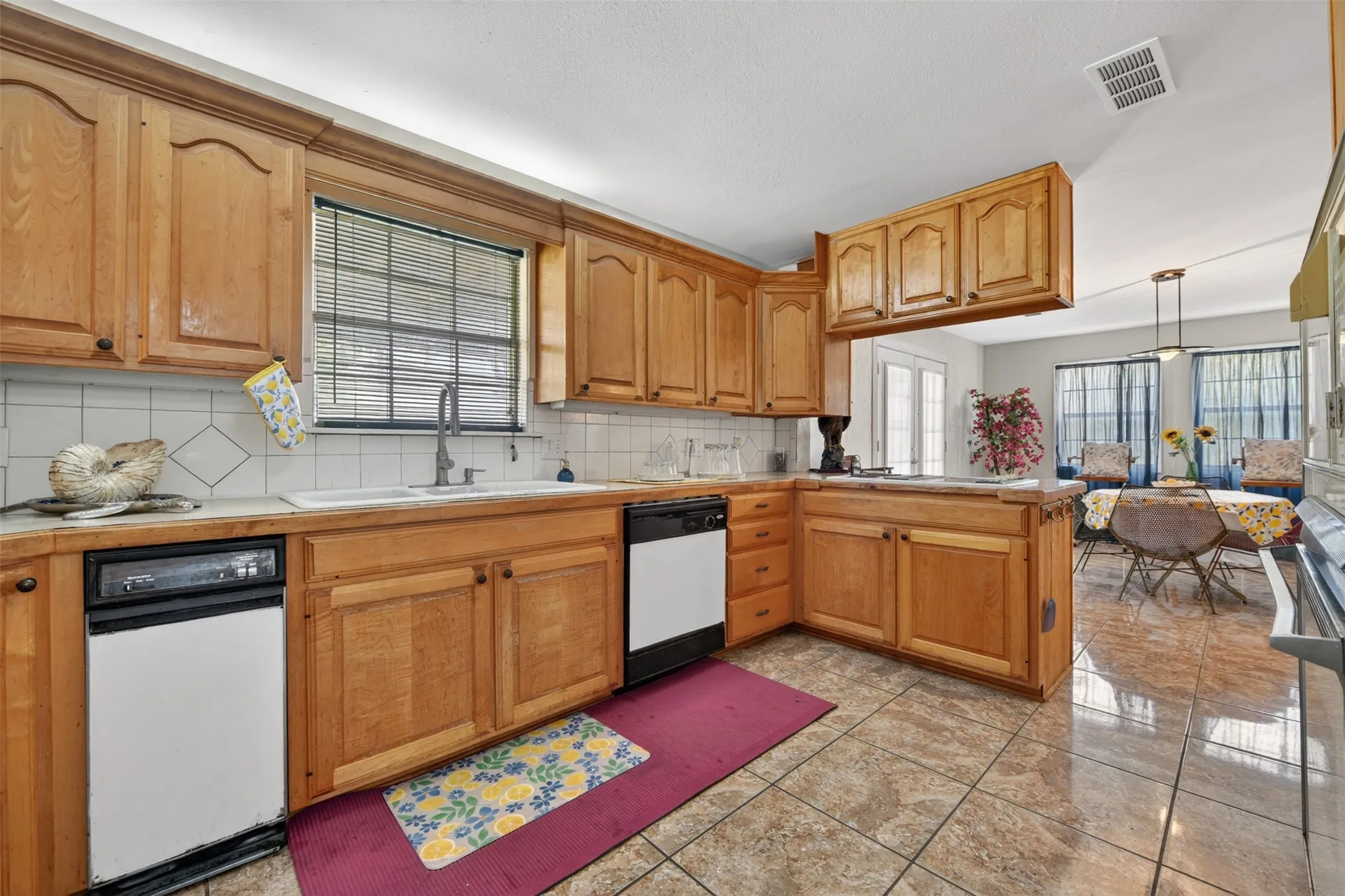 Single Family Residence For Sale in Ellis County , 104 Bow Creek, Red Oak, Texas 75154, 4 Bedroom, 3 Bathroom, 2 Garage spaces, 2,100 Sqft, built in 1993, mls#21396172, Real Estate Agent in Red Oak, Homes For Sale in Ellis county, Homes For Sale in Red Oak, Realtor in Red Oak Texas, Real Estate Brokerage Independent Realty Texas, Luminita Cordes Realtor