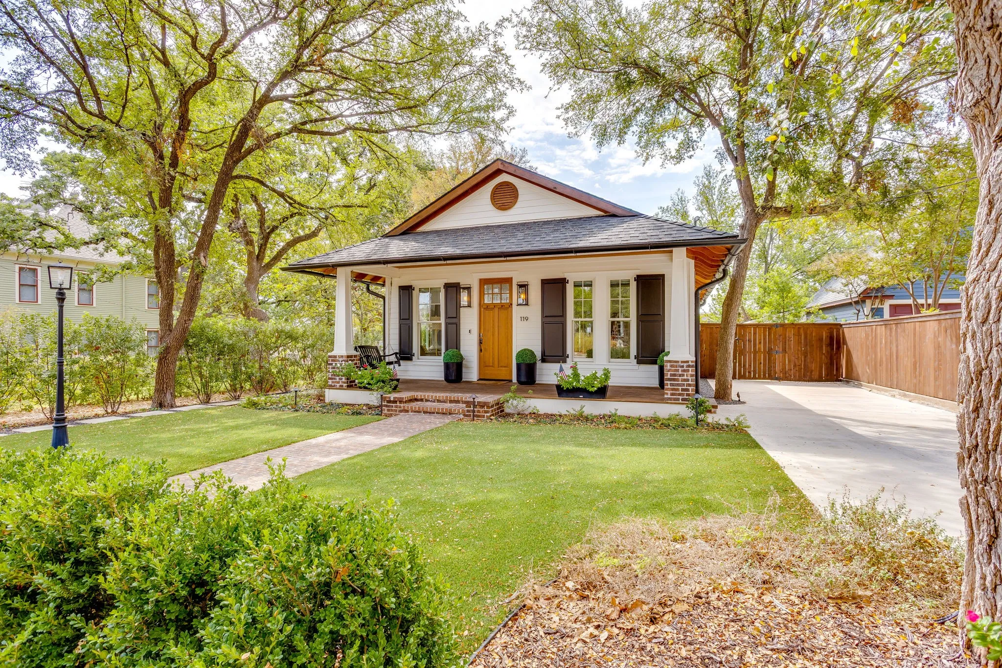 Single Family Residence For Sale in Hood County , 119 W Bluff Street, Granbury, Texas 76048, 2 Bedroom, 2 Bathroom, Garage spaces, 1,250 Sqft, built in 1937, mls#21394180, Real Estate Agent in Granbury, Homes For Sale in Hood county, Homes For Sale in Granbury, Realtor in Granbury Texas, Real Estate Brokerage Independent Realty Texas, Luminita Cordes Realtor