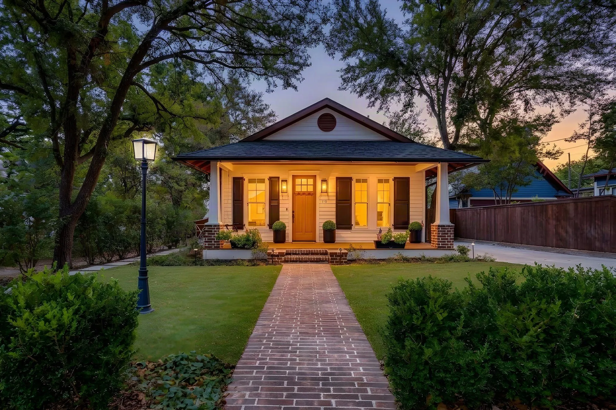 Single Family Residence For Sale in Hood County , 119 W Bluff Street, Granbury, Texas 76048, 2 Bedroom, 2 Bathroom, Garage spaces, 1,250 Sqft, built in 1937, mls#21394180, Real Estate Agent in Granbury, Homes For Sale in Hood county, Homes For Sale in Granbury, Realtor in Granbury Texas, Real Estate Brokerage Independent Realty Texas, Luminita Cordes Realtor