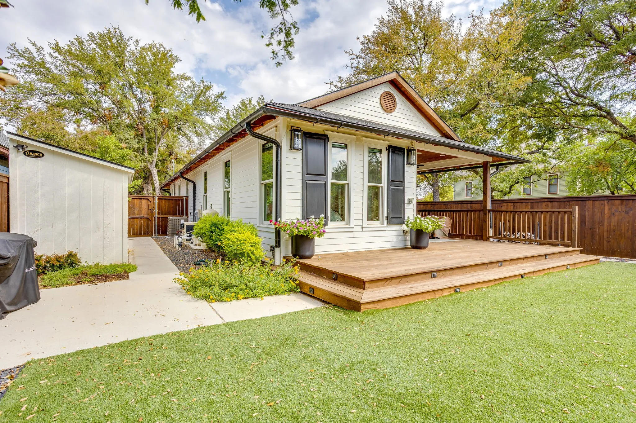 Single Family Residence For Sale in Hood County , 119 W Bluff Street, Granbury, Texas 76048, 2 Bedroom, 2 Bathroom, Garage spaces, 1,250 Sqft, built in 1937, mls#21394180, Real Estate Agent in Granbury, Homes For Sale in Hood county, Homes For Sale in Granbury, Realtor in Granbury Texas, Real Estate Brokerage Independent Realty Texas, Luminita Cordes Realtor