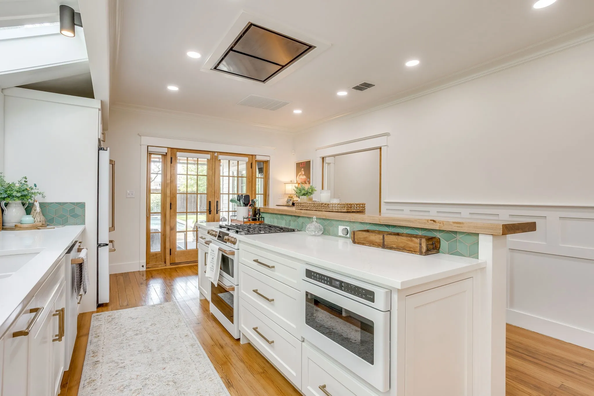 Single Family Residence For Sale in Hood County , 119 W Bluff Street, Granbury, Texas 76048, 2 Bedroom, 2 Bathroom, Garage spaces, 1,250 Sqft, built in 1937, mls#21394180, Real Estate Agent in Granbury, Homes For Sale in Hood county, Homes For Sale in Granbury, Realtor in Granbury Texas, Real Estate Brokerage Independent Realty Texas, Luminita Cordes Realtor