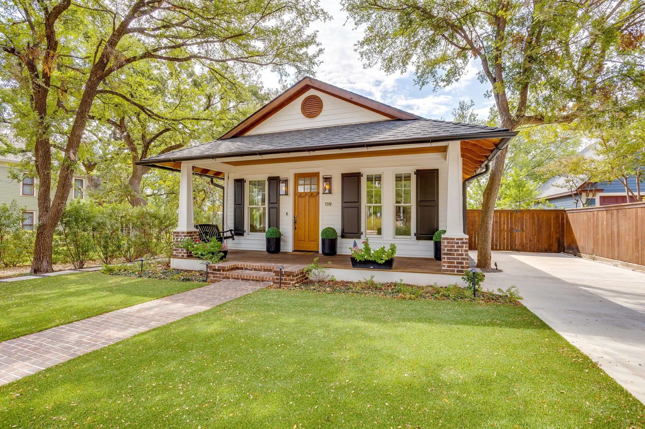 Single Family Residence For Sale in Hood County , 119 W Bluff Street, Granbury, Texas 76048, 2 Bedroom, 2 Bathroom, Garage spaces, 1,250 Sqft, built in 1937, mls#21394180, Real Estate Agent in Granbury, Homes For Sale in Hood county, Homes For Sale in Granbury, Realtor in Granbury Texas, Real Estate Brokerage Independent Realty Texas, Luminita Cordes Realtor