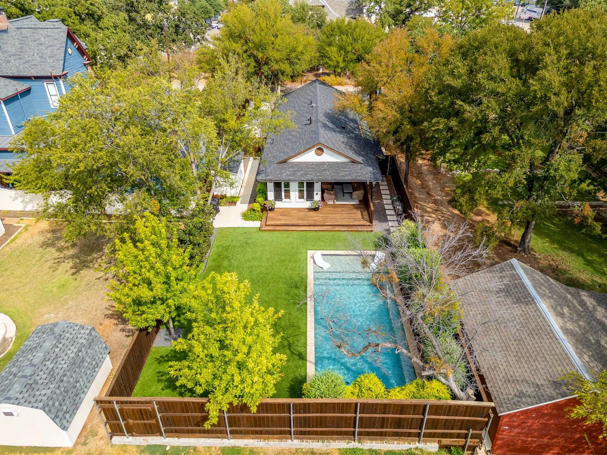 Single Family Residence For Sale in Hood County , 119 W Bluff Street, Granbury, Texas 76048, 2 Bedroom, 2 Bathroom, Garage spaces, 1,250 Sqft, built in 1937, mls#21394180, Real Estate Agent in Granbury, Homes For Sale in Hood county, Homes For Sale in Granbury, Realtor in Granbury Texas, Real Estate Brokerage Independent Realty Texas, Luminita Cordes Realtor