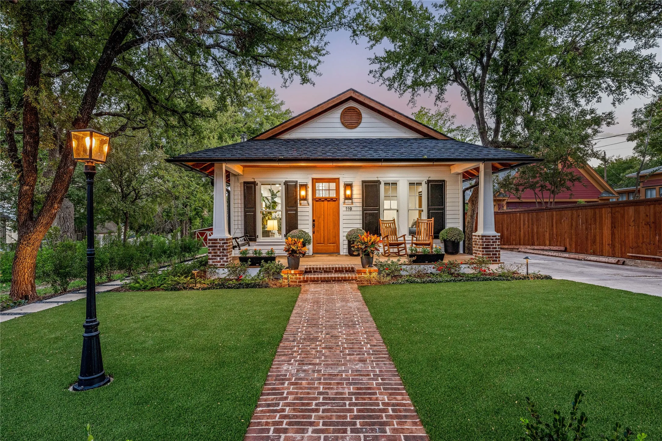 Single Family Residence For Sale in Hood County , 119 W Bluff Street, Granbury, Texas 76048, 2 Bedroom, 2 Bathroom, Garage spaces, 1,250 Sqft, built in 1937, mls#21394180, Real Estate Agent in Granbury, Homes For Sale in Hood county, Homes For Sale in Granbury, Realtor in Granbury Texas, Real Estate Brokerage Independent Realty Texas, Luminita Cordes Realtor