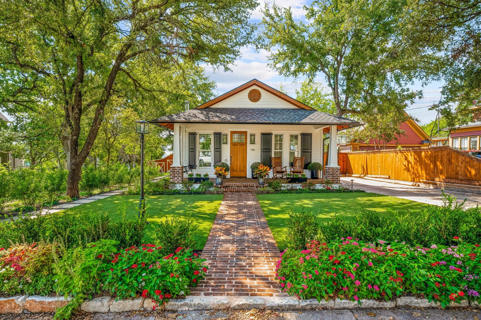 Single Family Residence For Sale in Hood County , 119 W Bluff Street, Granbury, Texas 76048, 2 Bedroom, 2 Bathroom, Garage spaces, 1,250 Sqft, built in 1937, mls#21394180, Real Estate Agent in Granbury, Homes For Sale in Hood county, Homes For Sale in Granbury, Realtor in Granbury Texas, Real Estate Brokerage Independent Realty Texas, Luminita Cordes Realtor