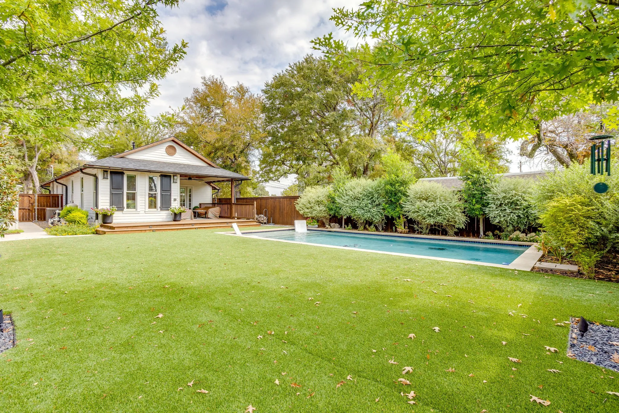 Single Family Residence For Sale in Hood County , 119 W Bluff Street, Granbury, Texas 76048, 2 Bedroom, 2 Bathroom, Garage spaces, 1,250 Sqft, built in 1937, mls#21394180, Real Estate Agent in Granbury, Homes For Sale in Hood county, Homes For Sale in Granbury, Realtor in Granbury Texas, Real Estate Brokerage Independent Realty Texas, Luminita Cordes Realtor