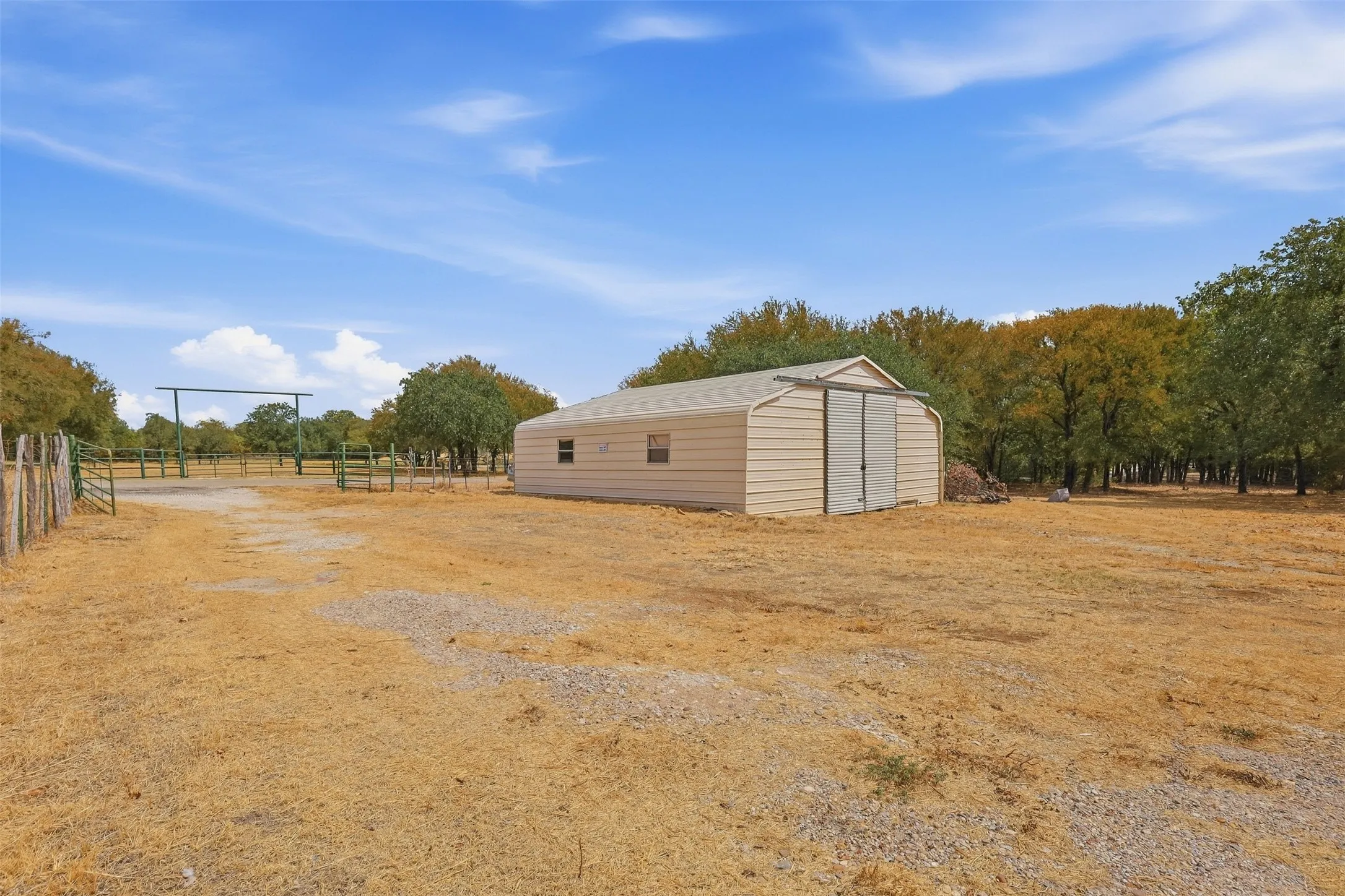 Farm For Sale in Hood County , 1005 Hickey Court, Granbury, Texas 76049, 3 Bedroom, 2 Bathroom, Garage spaces, 1,880 Sqft, built in 1975, mls#21396121, Real Estate Agent in Granbury, Homes For Sale in Hood county, Homes For Sale in Granbury, Realtor in Granbury Texas, Real Estate Brokerage Independent Realty Texas, Luminita Cordes Realtor