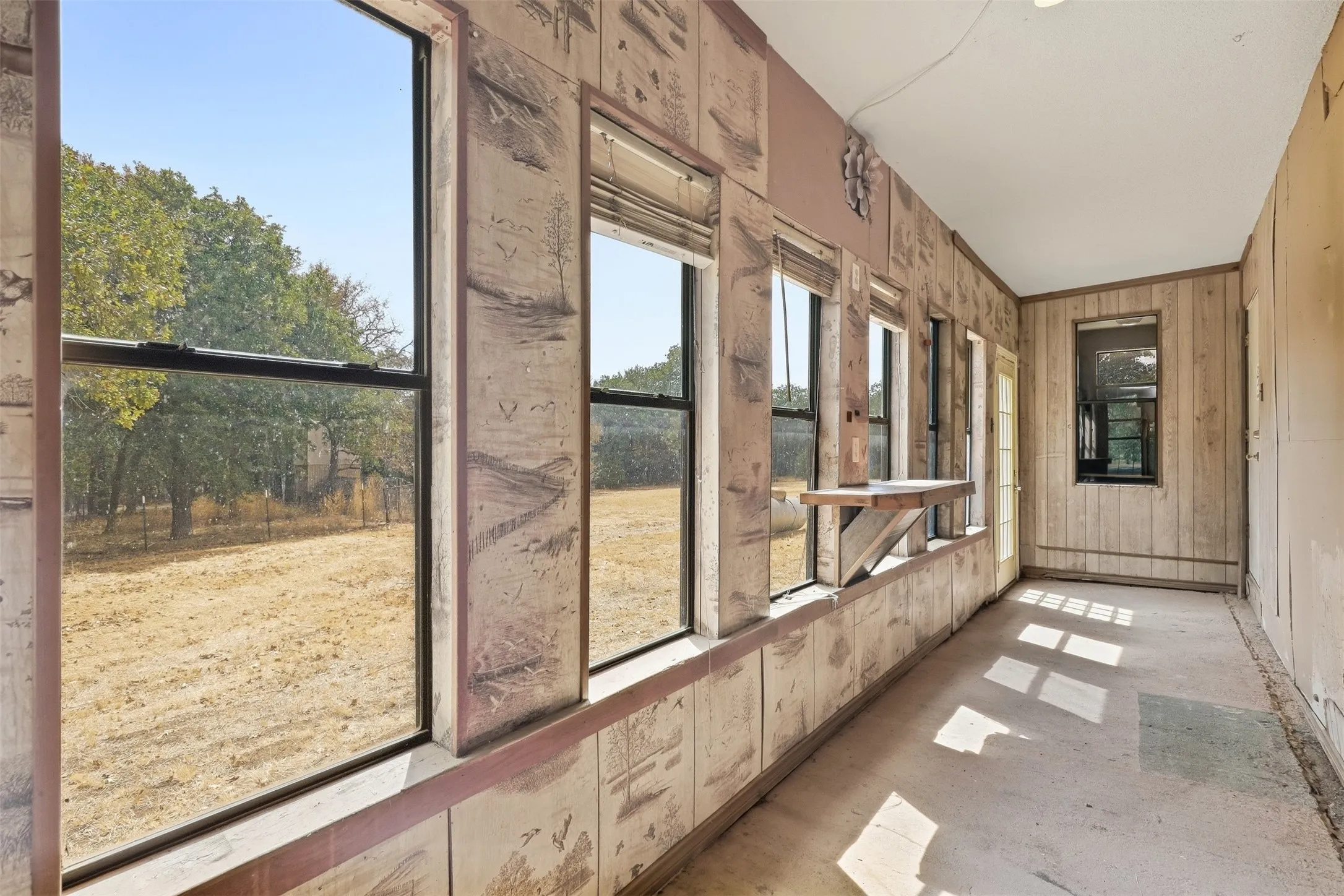 Farm For Sale in Hood County , 1005 Hickey Court, Granbury, Texas 76049, 3 Bedroom, 2 Bathroom, Garage spaces, 1,880 Sqft, built in 1975, mls#21396121, Real Estate Agent in Granbury, Homes For Sale in Hood county, Homes For Sale in Granbury, Realtor in Granbury Texas, Real Estate Brokerage Independent Realty Texas, Luminita Cordes Realtor