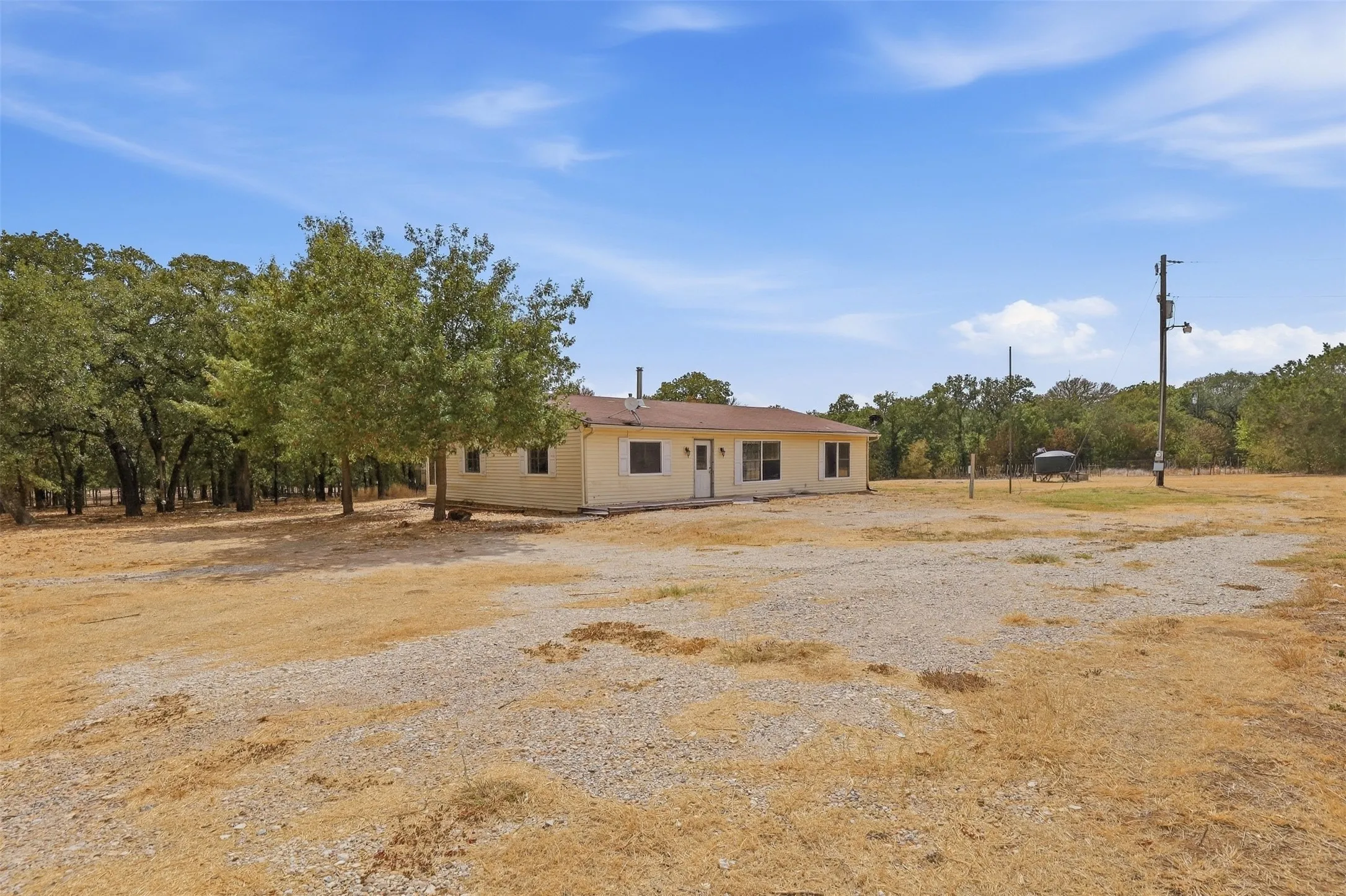 Farm For Sale in Hood County , 1005 Hickey Court, Granbury, Texas 76049, 3 Bedroom, 2 Bathroom, Garage spaces, 1,880 Sqft, built in 1975, mls#21396121, Real Estate Agent in Granbury, Homes For Sale in Hood county, Homes For Sale in Granbury, Realtor in Granbury Texas, Real Estate Brokerage Independent Realty Texas, Luminita Cordes Realtor