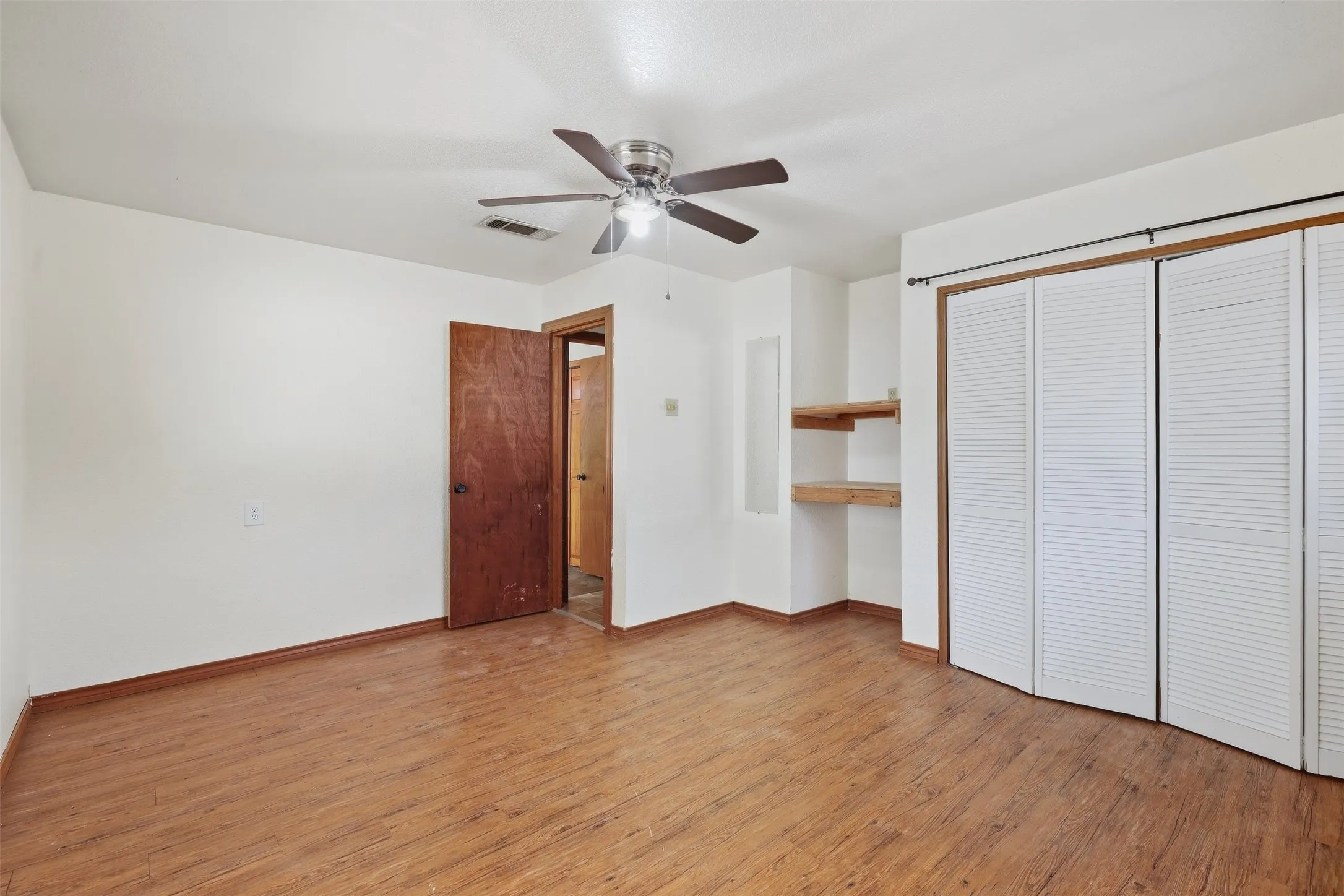 Farm For Sale in Hood County , 1005 Hickey Court, Granbury, Texas 76049, 3 Bedroom, 2 Bathroom, Garage spaces, 1,880 Sqft, built in 1975, mls#21396121, Real Estate Agent in Granbury, Homes For Sale in Hood county, Homes For Sale in Granbury, Realtor in Granbury Texas, Real Estate Brokerage Independent Realty Texas, Luminita Cordes Realtor