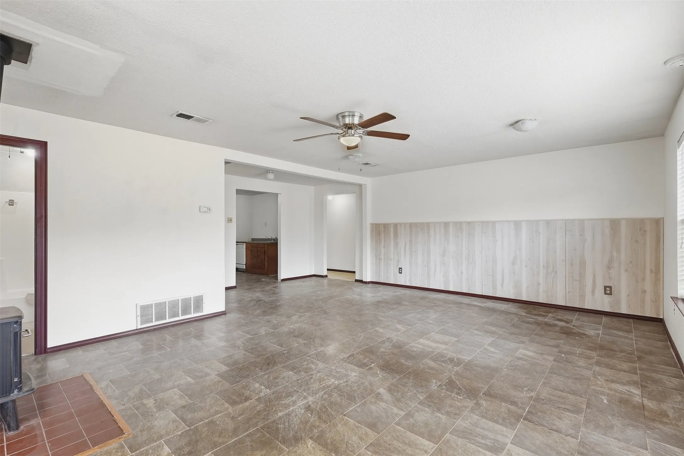 Farm For Sale in Hood County , 1005 Hickey Court, Granbury, Texas 76049, 3 Bedroom, 2 Bathroom, Garage spaces, 1,880 Sqft, built in 1975, mls#21396121, Real Estate Agent in Granbury, Homes For Sale in Hood county, Homes For Sale in Granbury, Realtor in Granbury Texas, Real Estate Brokerage Independent Realty Texas, Luminita Cordes Realtor