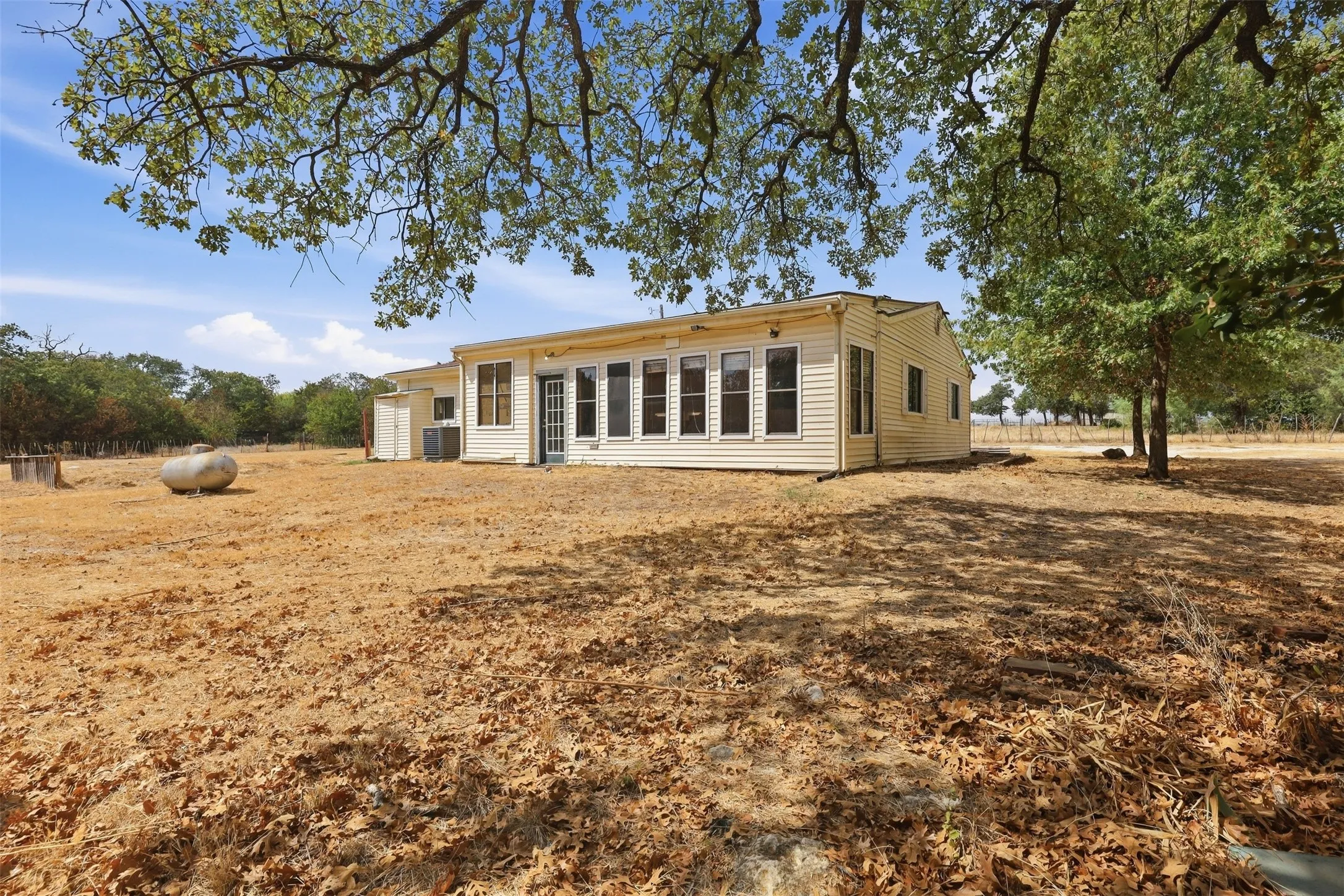 Farm For Sale in Hood County , 1005 Hickey Court, Granbury, Texas 76049, 3 Bedroom, 2 Bathroom, Garage spaces, 1,880 Sqft, built in 1975, mls#21396121, Real Estate Agent in Granbury, Homes For Sale in Hood county, Homes For Sale in Granbury, Realtor in Granbury Texas, Real Estate Brokerage Independent Realty Texas, Luminita Cordes Realtor