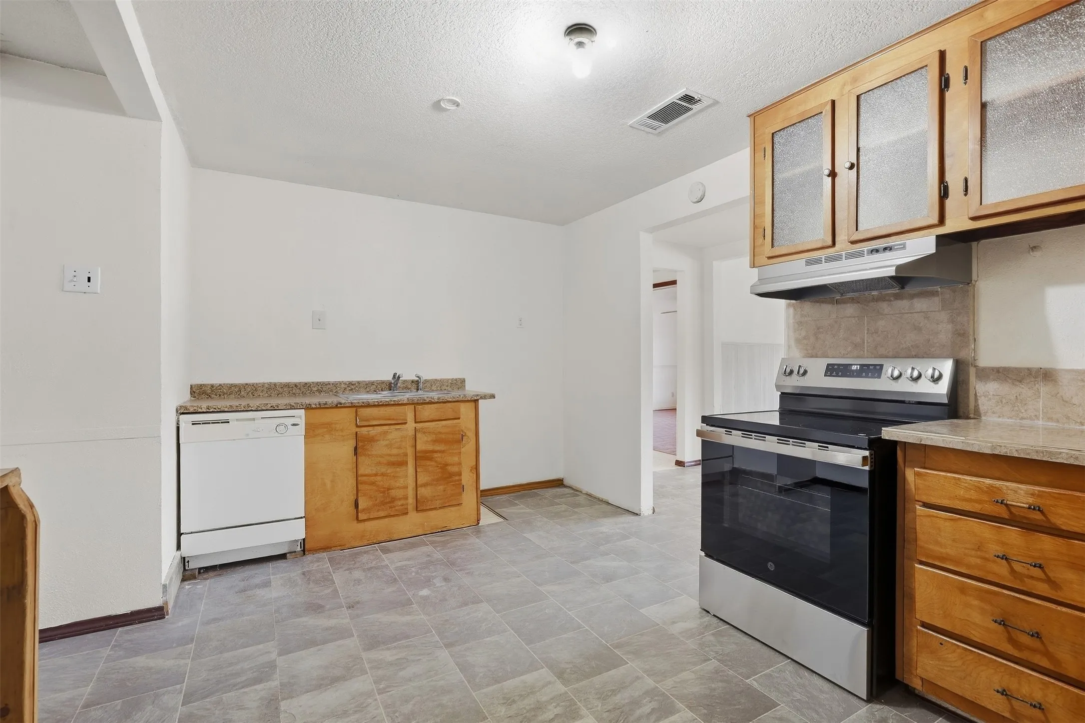 Farm For Sale in Hood County , 1005 Hickey Court, Granbury, Texas 76049, 3 Bedroom, 2 Bathroom, Garage spaces, 1,880 Sqft, built in 1975, mls#21396121, Real Estate Agent in Granbury, Homes For Sale in Hood county, Homes For Sale in Granbury, Realtor in Granbury Texas, Real Estate Brokerage Independent Realty Texas, Luminita Cordes Realtor