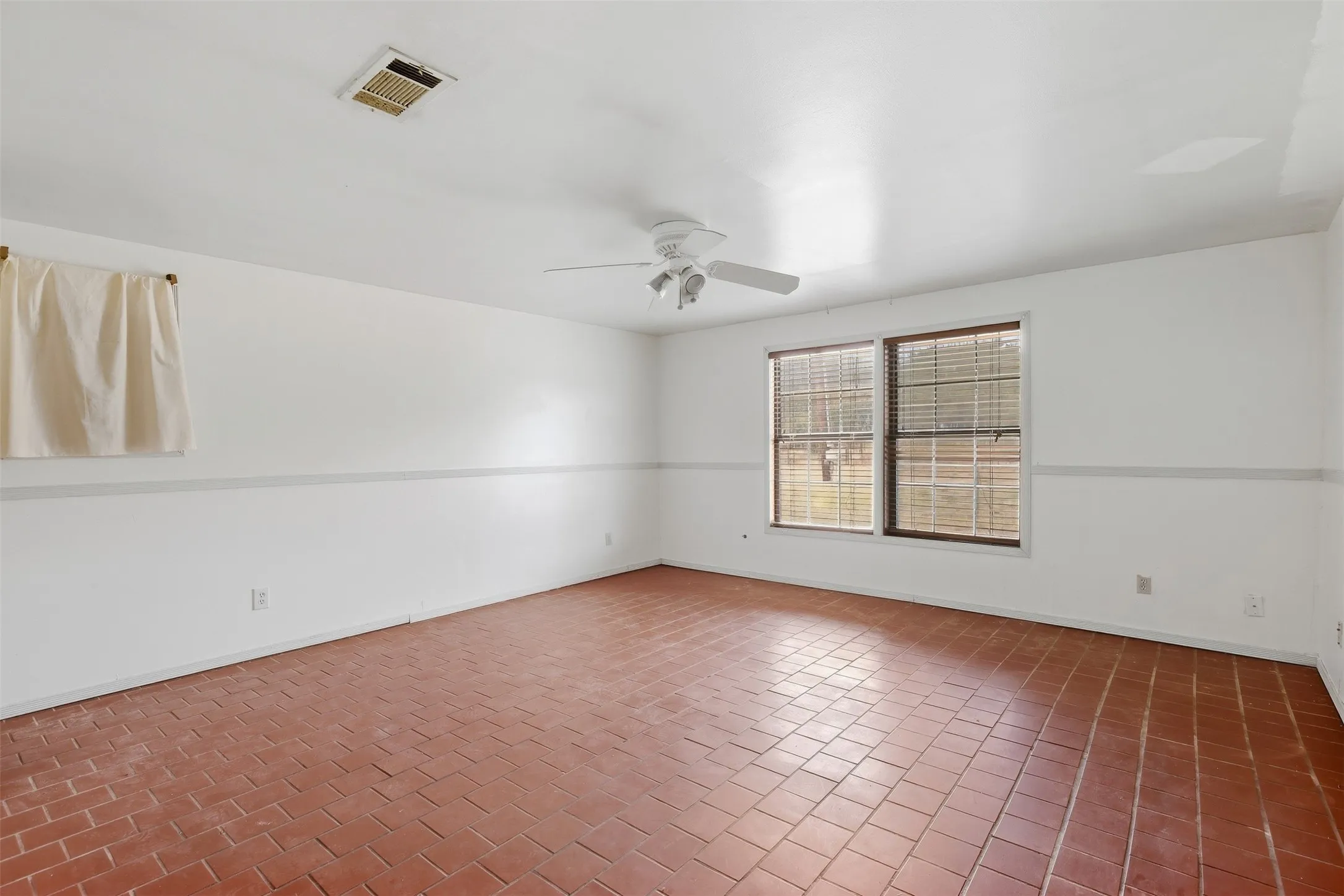 Farm For Sale in Hood County , 1005 Hickey Court, Granbury, Texas 76049, 3 Bedroom, 2 Bathroom, Garage spaces, 1,880 Sqft, built in 1975, mls#21396121, Real Estate Agent in Granbury, Homes For Sale in Hood county, Homes For Sale in Granbury, Realtor in Granbury Texas, Real Estate Brokerage Independent Realty Texas, Luminita Cordes Realtor