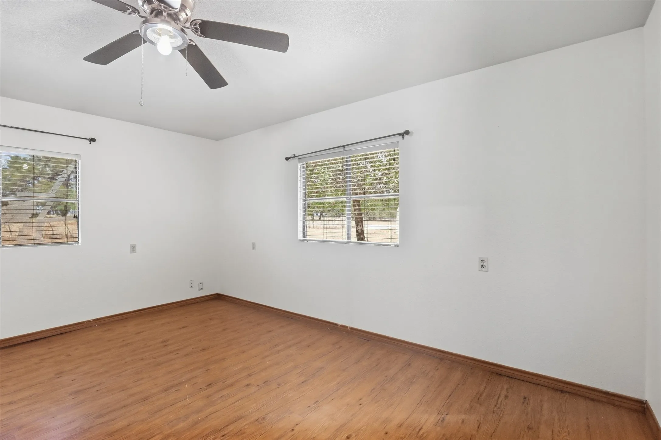 Farm For Sale in Hood County , 1005 Hickey Court, Granbury, Texas 76049, 3 Bedroom, 2 Bathroom, Garage spaces, 1,880 Sqft, built in 1975, mls#21396121, Real Estate Agent in Granbury, Homes For Sale in Hood county, Homes For Sale in Granbury, Realtor in Granbury Texas, Real Estate Brokerage Independent Realty Texas, Luminita Cordes Realtor