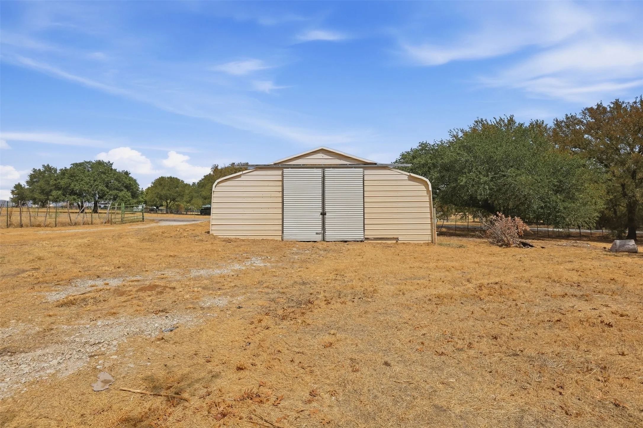 Farm For Sale in Hood County , 1005 Hickey Court, Granbury, Texas 76049, 3 Bedroom, 2 Bathroom, Garage spaces, 1,880 Sqft, built in 1975, mls#21396121, Real Estate Agent in Granbury, Homes For Sale in Hood county, Homes For Sale in Granbury, Realtor in Granbury Texas, Real Estate Brokerage Independent Realty Texas, Luminita Cordes Realtor