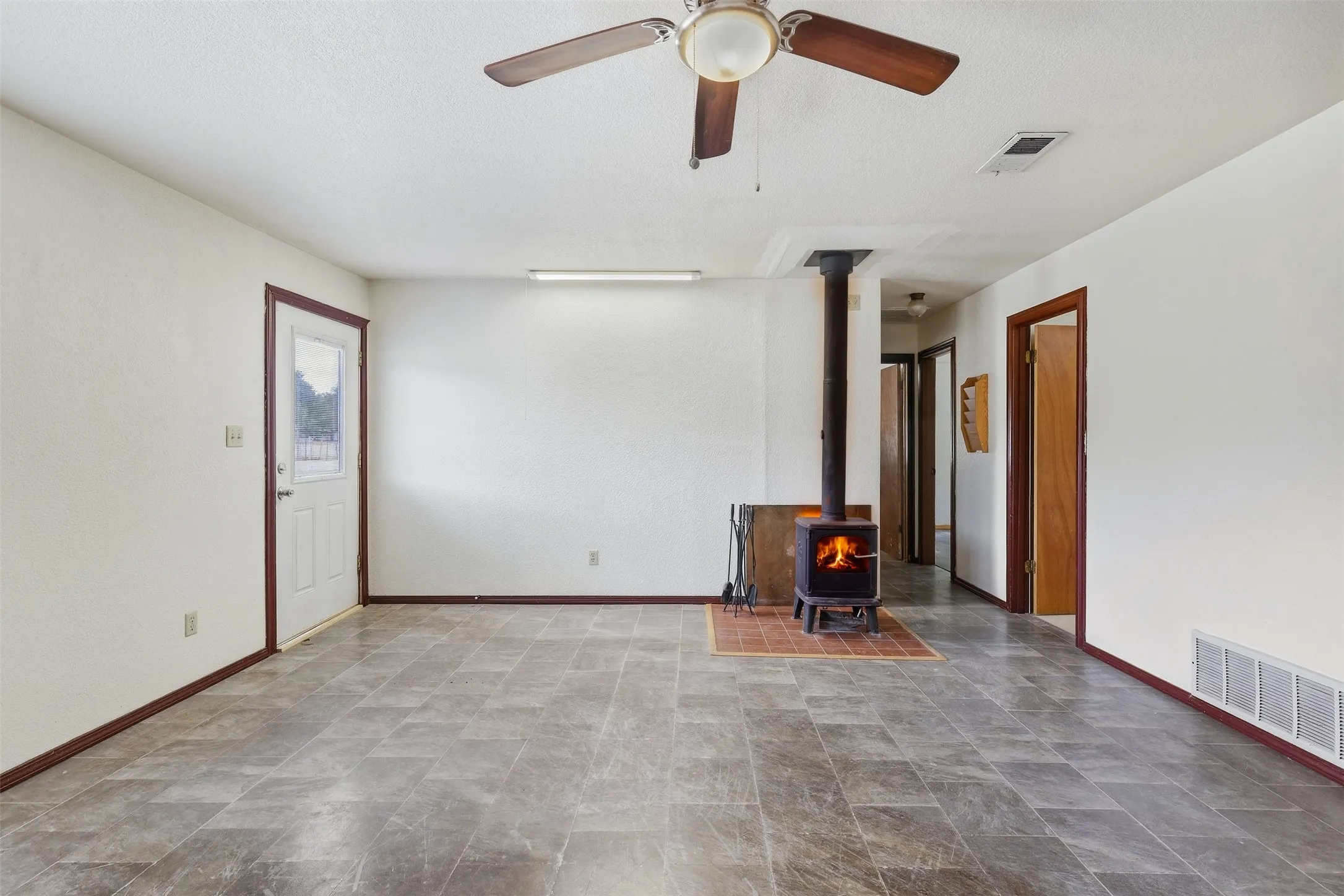 Farm For Sale in Hood County , 1005 Hickey Court, Granbury, Texas 76049, 3 Bedroom, 2 Bathroom, Garage spaces, 1,880 Sqft, built in 1975, mls#21396121, Real Estate Agent in Granbury, Homes For Sale in Hood county, Homes For Sale in Granbury, Realtor in Granbury Texas, Real Estate Brokerage Independent Realty Texas, Luminita Cordes Realtor