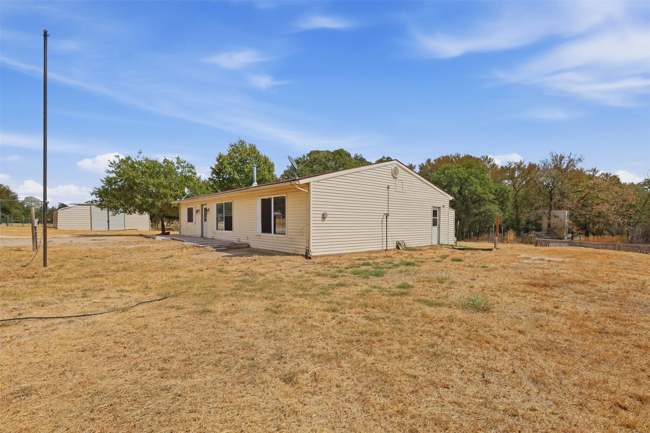 Farm For Sale in Hood County , 1005 Hickey Court, Granbury, Texas 76049, 3 Bedroom, 2 Bathroom, Garage spaces, 1,880 Sqft, built in 1975, mls#21396121, Real Estate Agent in Granbury, Homes For Sale in Hood county, Homes For Sale in Granbury, Realtor in Granbury Texas, Real Estate Brokerage Independent Realty Texas, Luminita Cordes Realtor