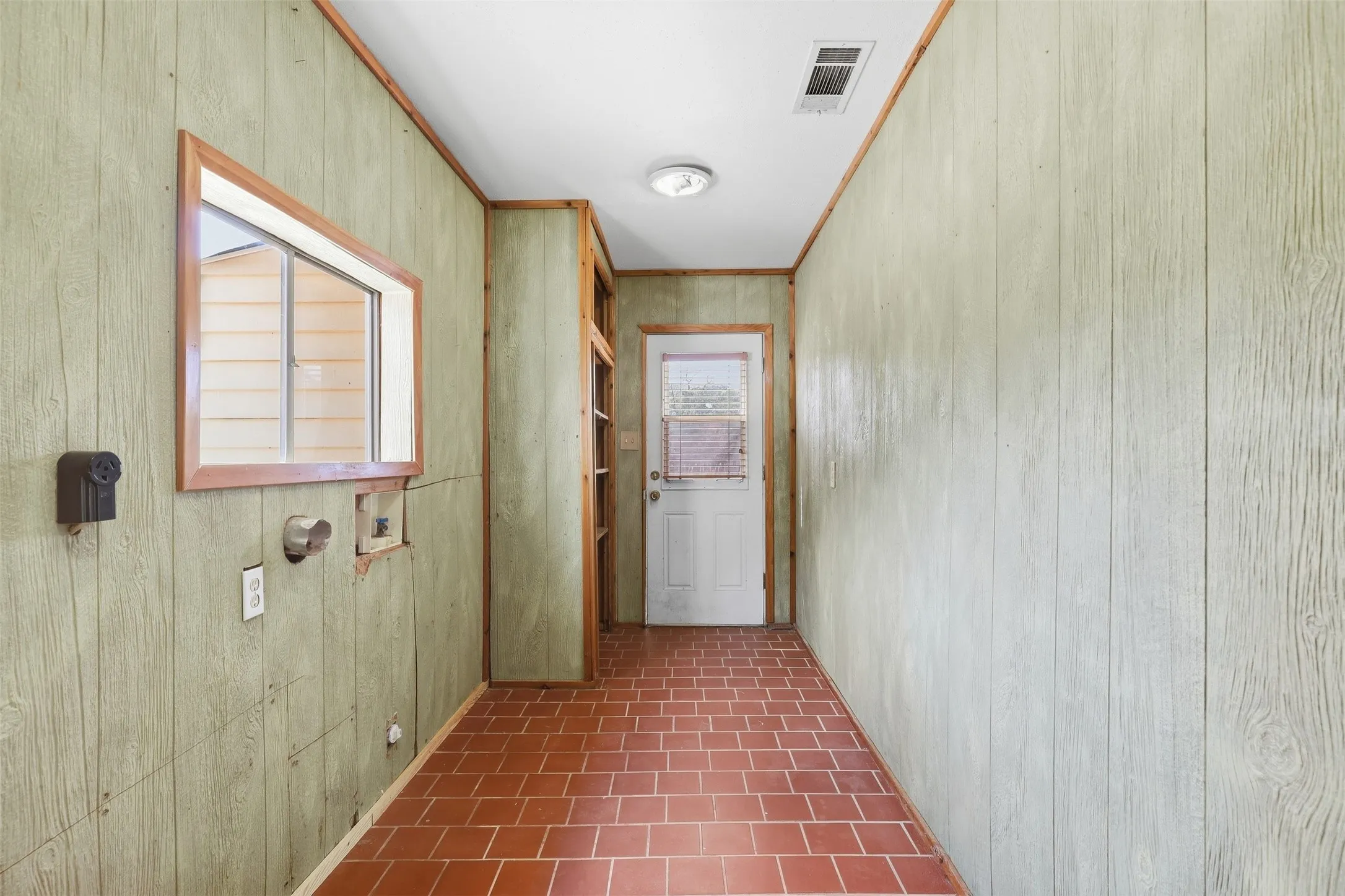 Farm For Sale in Hood County , 1005 Hickey Court, Granbury, Texas 76049, 3 Bedroom, 2 Bathroom, Garage spaces, 1,880 Sqft, built in 1975, mls#21396121, Real Estate Agent in Granbury, Homes For Sale in Hood county, Homes For Sale in Granbury, Realtor in Granbury Texas, Real Estate Brokerage Independent Realty Texas, Luminita Cordes Realtor