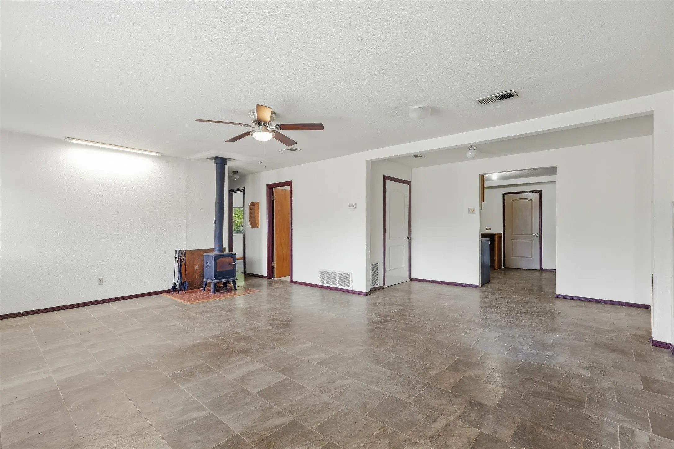 Farm For Sale in Hood County , 1005 Hickey Court, Granbury, Texas 76049, 3 Bedroom, 2 Bathroom, Garage spaces, 1,880 Sqft, built in 1975, mls#21396121, Real Estate Agent in Granbury, Homes For Sale in Hood county, Homes For Sale in Granbury, Realtor in Granbury Texas, Real Estate Brokerage Independent Realty Texas, Luminita Cordes Realtor
