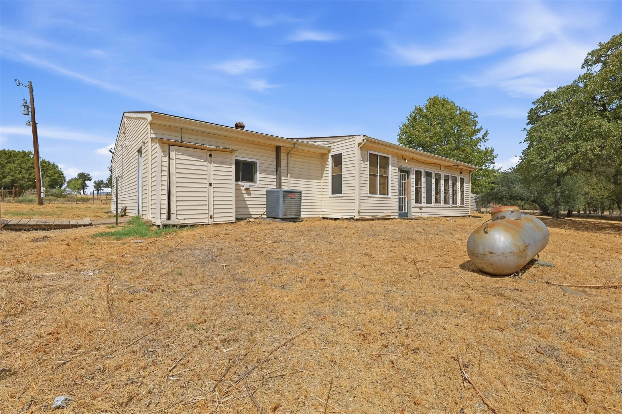 Farm For Sale in Hood County , 1005 Hickey Court, Granbury, Texas 76049, 3 Bedroom, 2 Bathroom, Garage spaces, 1,880 Sqft, built in 1975, mls#21396121, Real Estate Agent in Granbury, Homes For Sale in Hood county, Homes For Sale in Granbury, Realtor in Granbury Texas, Real Estate Brokerage Independent Realty Texas, Luminita Cordes Realtor