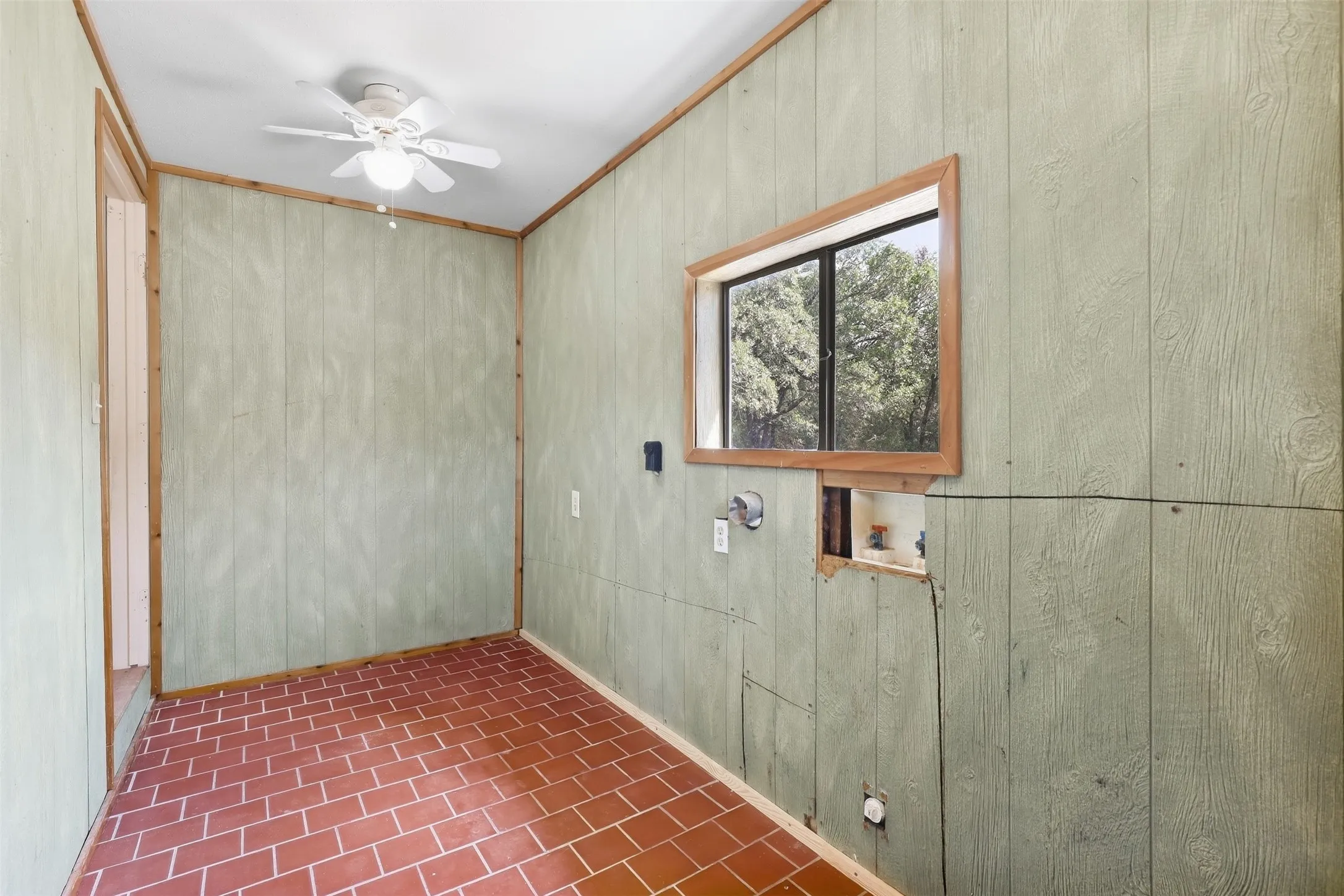 Farm For Sale in Hood County , 1005 Hickey Court, Granbury, Texas 76049, 3 Bedroom, 2 Bathroom, Garage spaces, 1,880 Sqft, built in 1975, mls#21396121, Real Estate Agent in Granbury, Homes For Sale in Hood county, Homes For Sale in Granbury, Realtor in Granbury Texas, Real Estate Brokerage Independent Realty Texas, Luminita Cordes Realtor