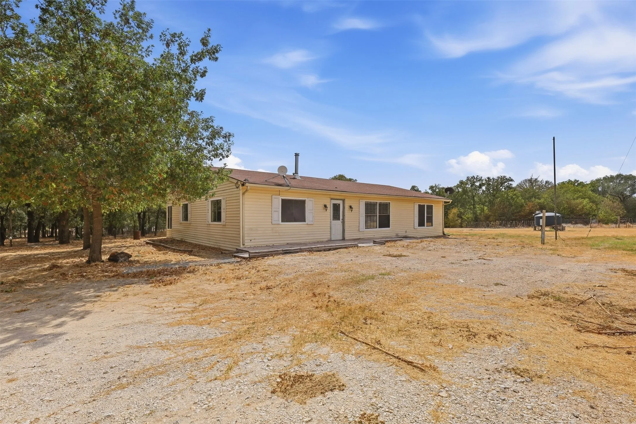 Farm For Sale in Hood County , 1005 Hickey Court, Granbury, Texas 76049, 3 Bedroom, 2 Bathroom, Garage spaces, 1,880 Sqft, built in 1975, mls#21396121, Real Estate Agent in Granbury, Homes For Sale in Hood county, Homes For Sale in Granbury, Realtor in Granbury Texas, Real Estate Brokerage Independent Realty Texas, Luminita Cordes Realtor