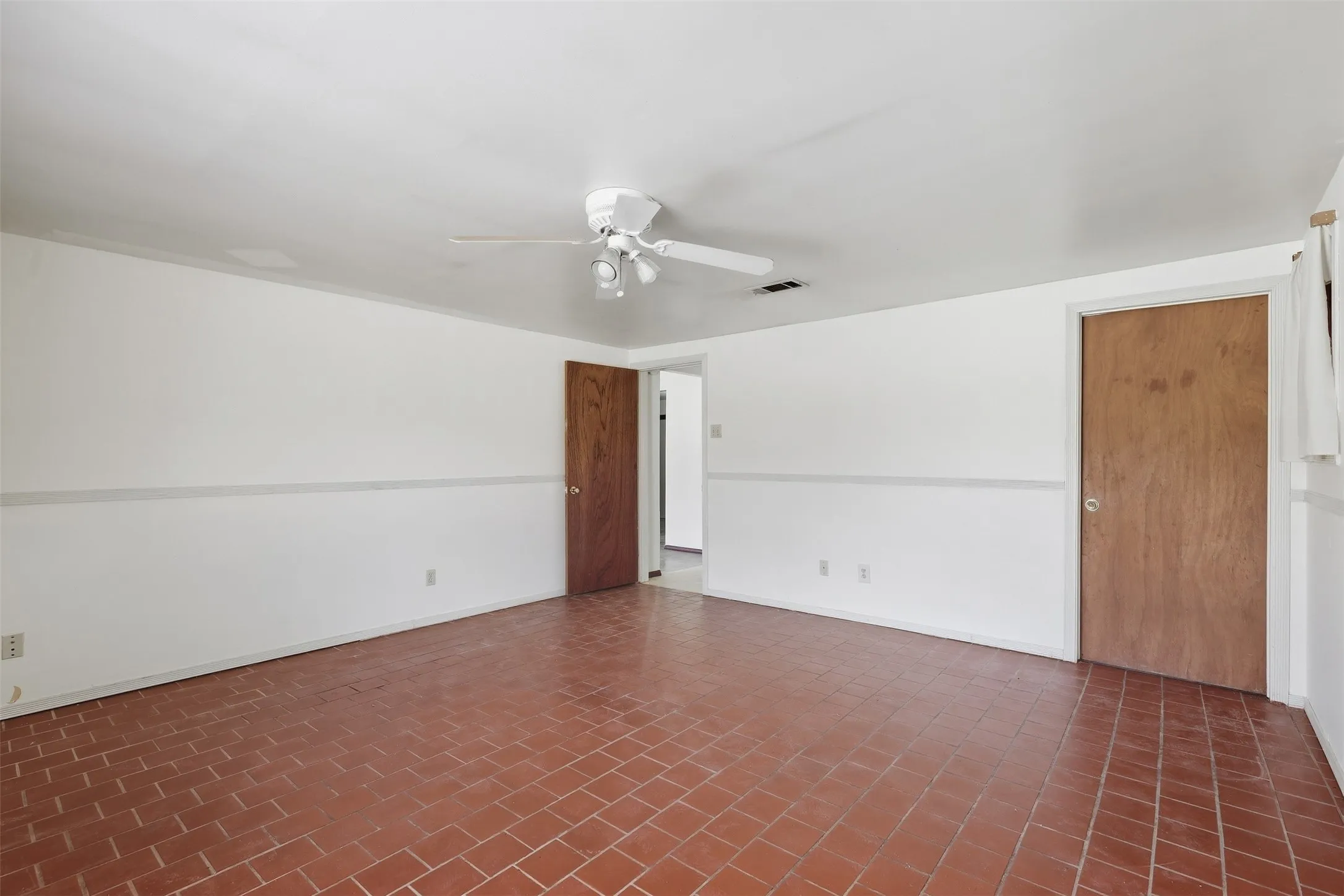 Farm For Sale in Hood County , 1005 Hickey Court, Granbury, Texas 76049, 3 Bedroom, 2 Bathroom, Garage spaces, 1,880 Sqft, built in 1975, mls#21396121, Real Estate Agent in Granbury, Homes For Sale in Hood county, Homes For Sale in Granbury, Realtor in Granbury Texas, Real Estate Brokerage Independent Realty Texas, Luminita Cordes Realtor