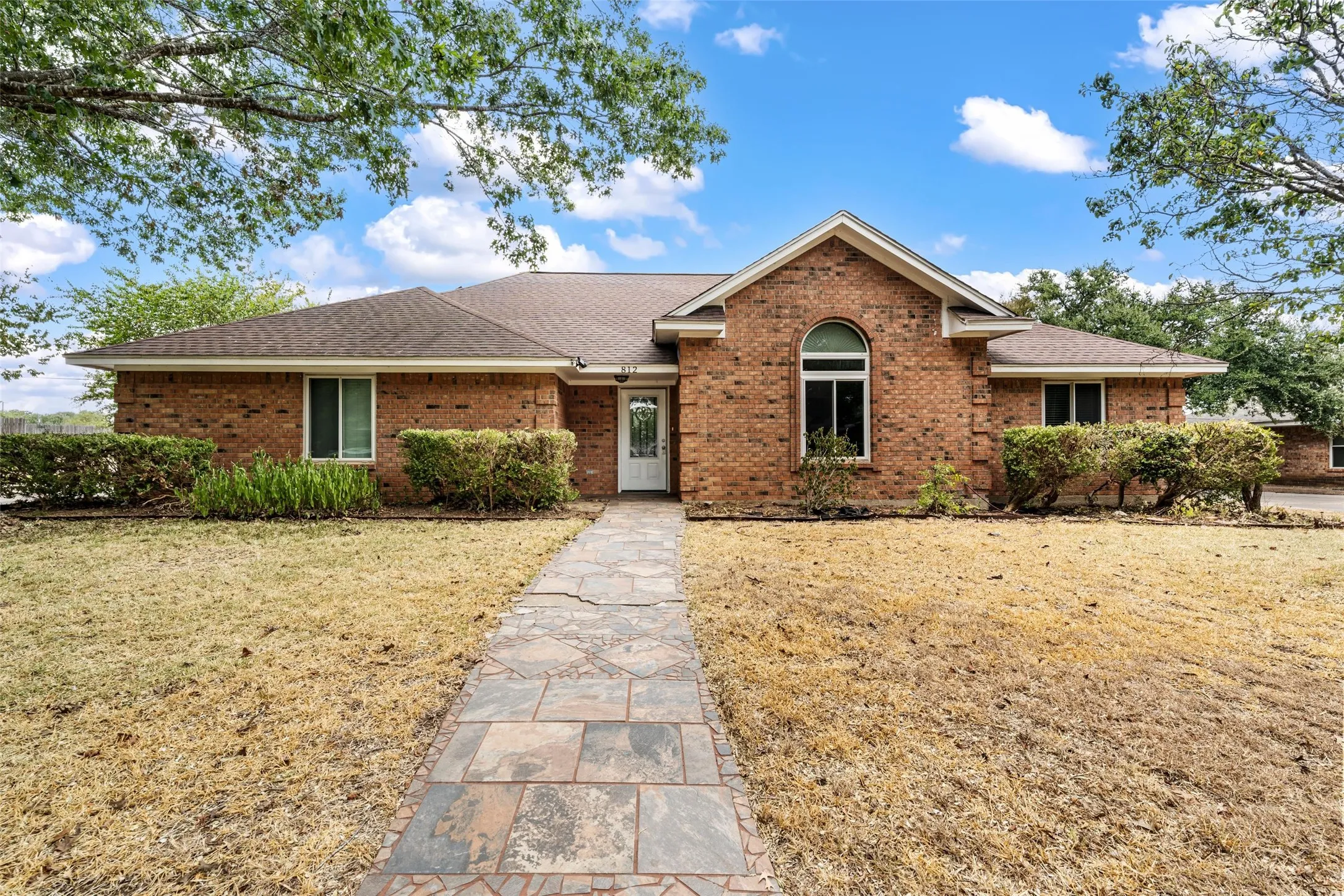 Single Family Residence For Sale in Mc Lennan County , 812 Regina Drive, Hewitt, Texas 76643, 3 Bedroom, 2 Bathroom, 2 Garage spaces, 1,742 Sqft, built in 1987, mls#21396152, Real Estate Agent in Hewitt, Homes For Sale in Mc Lennan county, Homes For Sale in Hewitt, Realtor in Hewitt Texas, Real Estate Brokerage Independent Realty Texas, Luminita Cordes Realtor