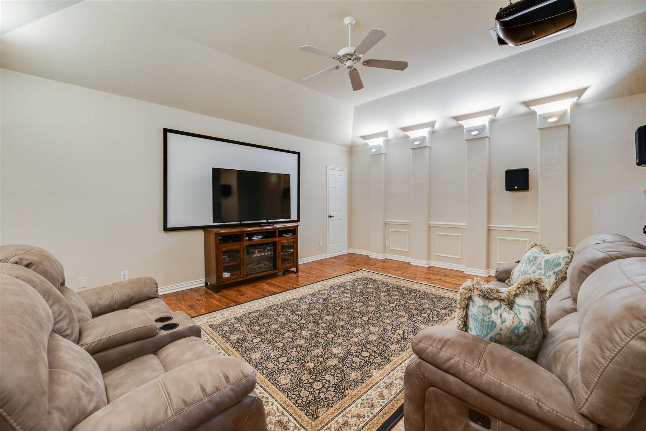 Single Family Residence For Sale in Tarrant County , 408 Stockton Drive, Southlake, Texas 76092, 4 Bedroom, 4 Bathroom, 4 Garage spaces, 4,666 Sqft, built in 2005, mls#21395854, Real Estate Agent in Southlake, Homes For Sale in Tarrant county, Homes For Sale in Southlake, Realtor in Southlake Texas, Real Estate Brokerage Independent Realty Texas, Luminita Cordes Realtor