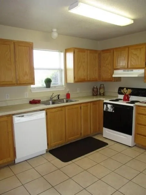 Single Family Residence For Rent in Hood County , 213 Bobbie Ann Court, Granbury, Texas 76049, 3 Bedroom, 2 Bathroom, 2 Garage spaces, 1,645 Sqft, built in 2005, mls#21396197, Real Estate Agent in Granbury, Homes For Rent in Hood county, Homes For Rent in Granbury, Realtor in Granbury Texas, Real Estate Brokerage Independent Realty Texas, Luminita Cordes Realtor