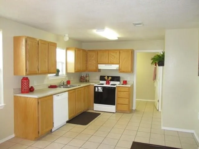 Single Family Residence For Rent in Hood County , 213 Bobbie Ann Court, Granbury, Texas 76049, 3 Bedroom, 2 Bathroom, 2 Garage spaces, 1,645 Sqft, built in 2005, mls#21396197, Real Estate Agent in Granbury, Homes For Rent in Hood county, Homes For Rent in Granbury, Realtor in Granbury Texas, Real Estate Brokerage Independent Realty Texas, Luminita Cordes Realtor