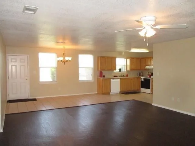 Single Family Residence For Rent in Hood County , 213 Bobbie Ann Court, Granbury, Texas 76049, 3 Bedroom, 2 Bathroom, 2 Garage spaces, 1,645 Sqft, built in 2005, mls#21396197, Real Estate Agent in Granbury, Homes For Rent in Hood county, Homes For Rent in Granbury, Realtor in Granbury Texas, Real Estate Brokerage Independent Realty Texas, Luminita Cordes Realtor