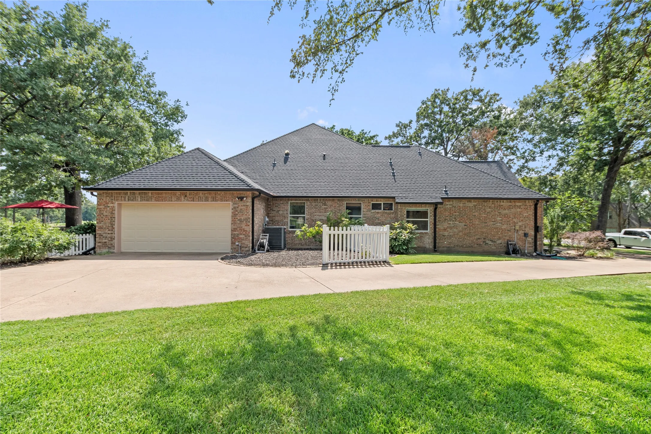Single Family Residence For Sale in Henderson County , 347 Saint Andrews Drive, Mabank, Texas 75156, 3 Bedroom, 2 Bathroom, 2 Garage spaces, 2,148 Sqft, built in 1996, mls#21395180, Real Estate Agent in Mabank, Homes For Sale in Henderson county, Homes For Sale in Mabank, Realtor in Mabank Texas, Real Estate Brokerage Independent Realty Texas, Luminita Cordes Realtor