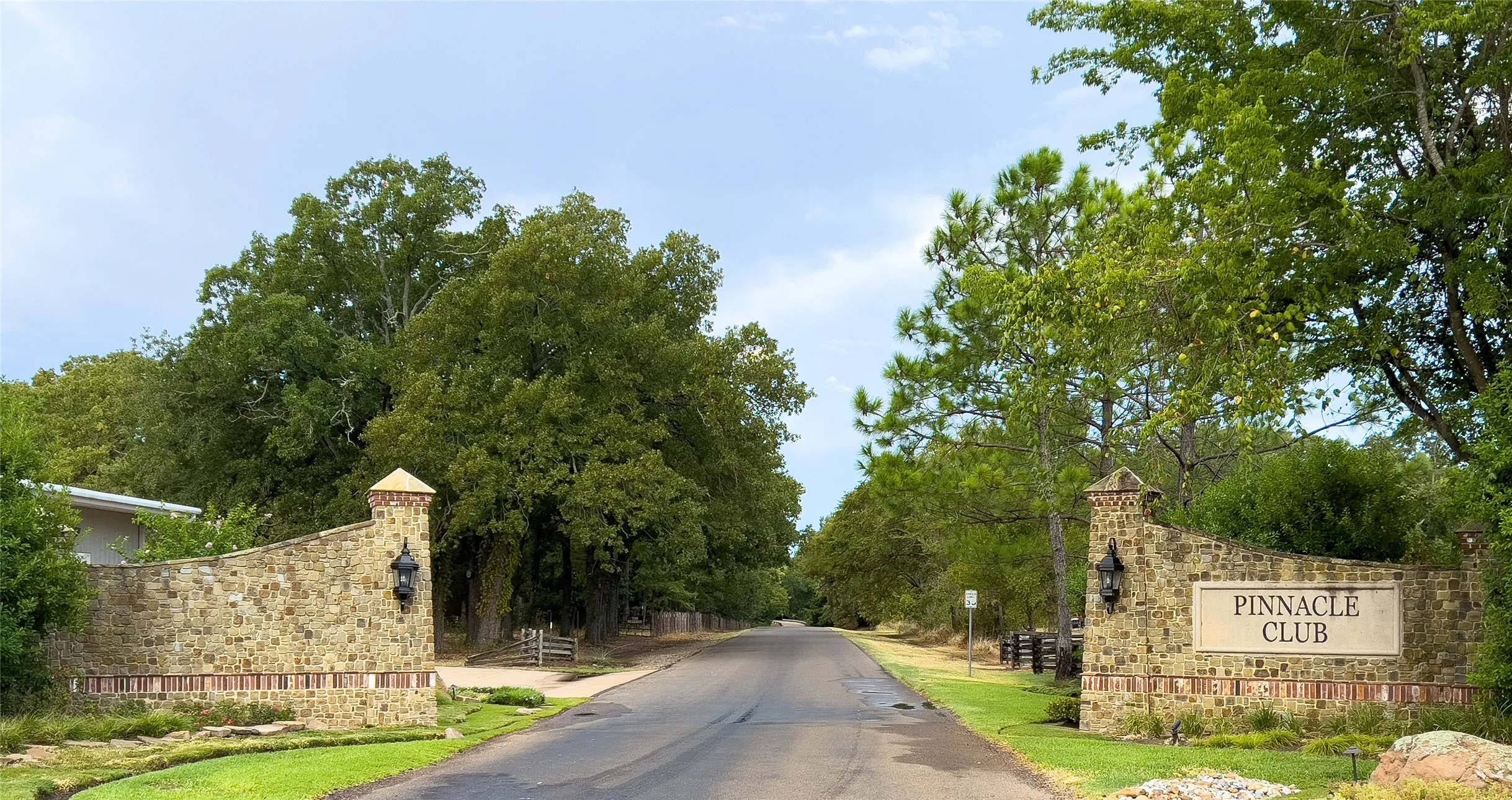 Single Family Residence For Sale in Henderson County , 347 Saint Andrews Drive, Mabank, Texas 75156, 3 Bedroom, 2 Bathroom, 2 Garage spaces, 2,148 Sqft, built in 1996, mls#21395180, Real Estate Agent in Mabank, Homes For Sale in Henderson county, Homes For Sale in Mabank, Realtor in Mabank Texas, Real Estate Brokerage Independent Realty Texas, Luminita Cordes Realtor