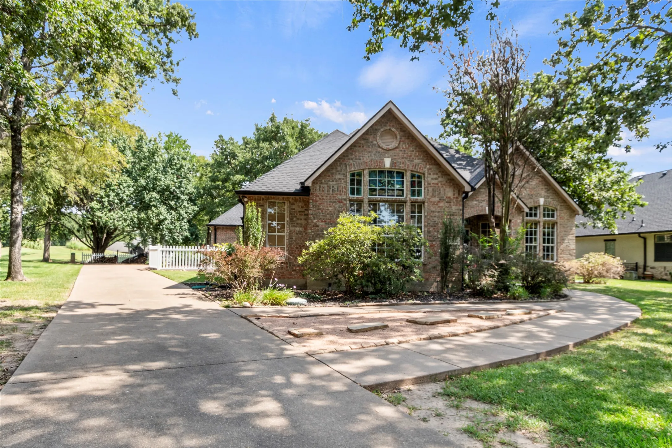 Single Family Residence For Sale in Henderson County , 347 Saint Andrews Drive, Mabank, Texas 75156, 3 Bedroom, 2 Bathroom, 2 Garage spaces, 2,148 Sqft, built in 1996, mls#21395180, Real Estate Agent in Mabank, Homes For Sale in Henderson county, Homes For Sale in Mabank, Realtor in Mabank Texas, Real Estate Brokerage Independent Realty Texas, Luminita Cordes Realtor