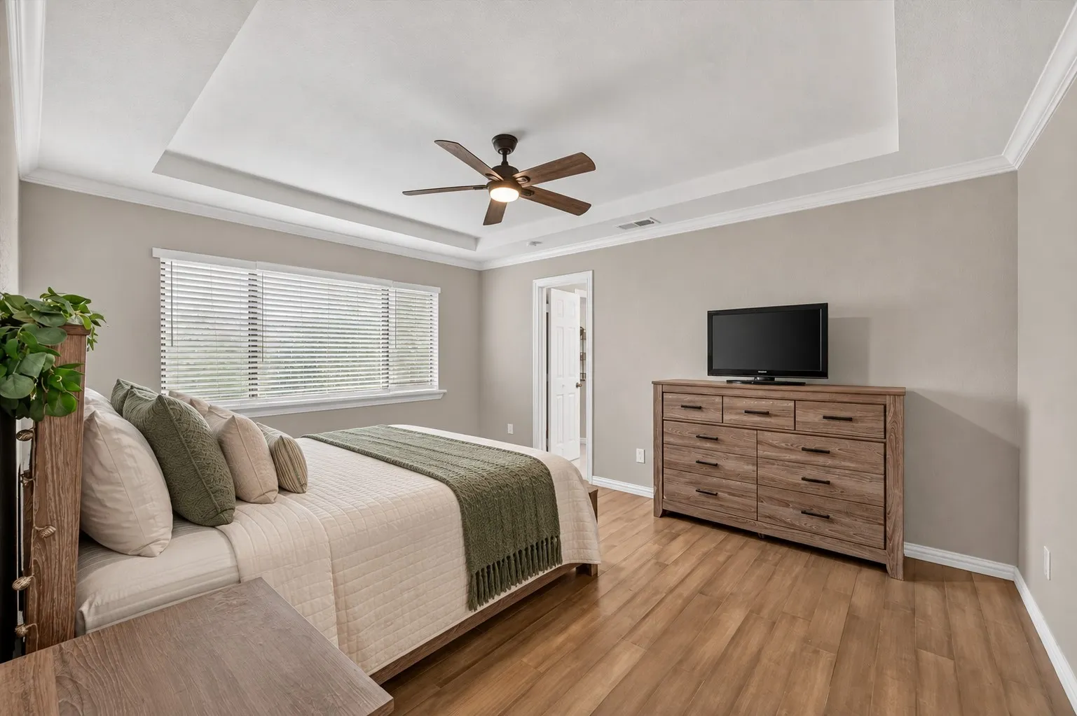 Single Family Residence For Sale in Tarrant County , 806 Creekside Drive, Euless, Texas 76040, 3 Bedroom, 2 Bathroom, 2 Garage spaces, 1,735 Sqft, built in 1984, mls#21387503, Real Estate Agent in Euless, Homes For Sale in Tarrant county, Homes For Sale in Euless, Realtor in Euless Texas, Real Estate Brokerage Independent Realty Texas, Luminita Cordes Realtor