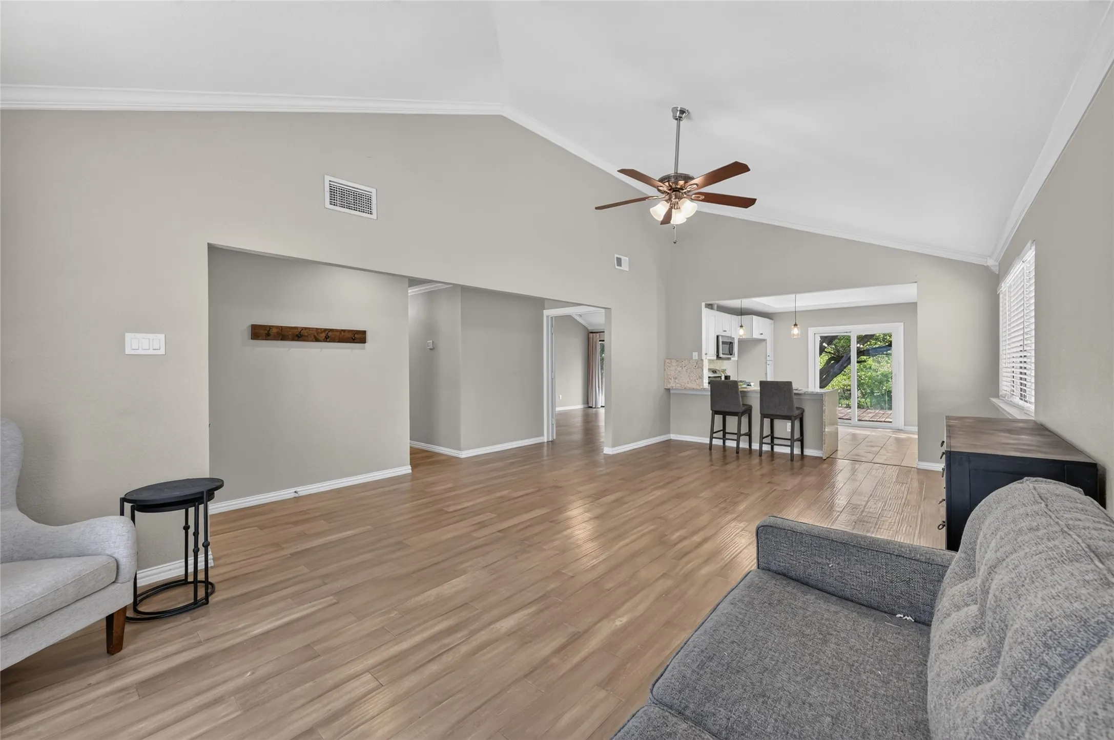 Single Family Residence For Sale in Tarrant County , 806 Creekside Drive, Euless, Texas 76040, 3 Bedroom, 2 Bathroom, 2 Garage spaces, 1,735 Sqft, built in 1984, mls#21387503, Real Estate Agent in Euless, Homes For Sale in Tarrant county, Homes For Sale in Euless, Realtor in Euless Texas, Real Estate Brokerage Independent Realty Texas, Luminita Cordes Realtor