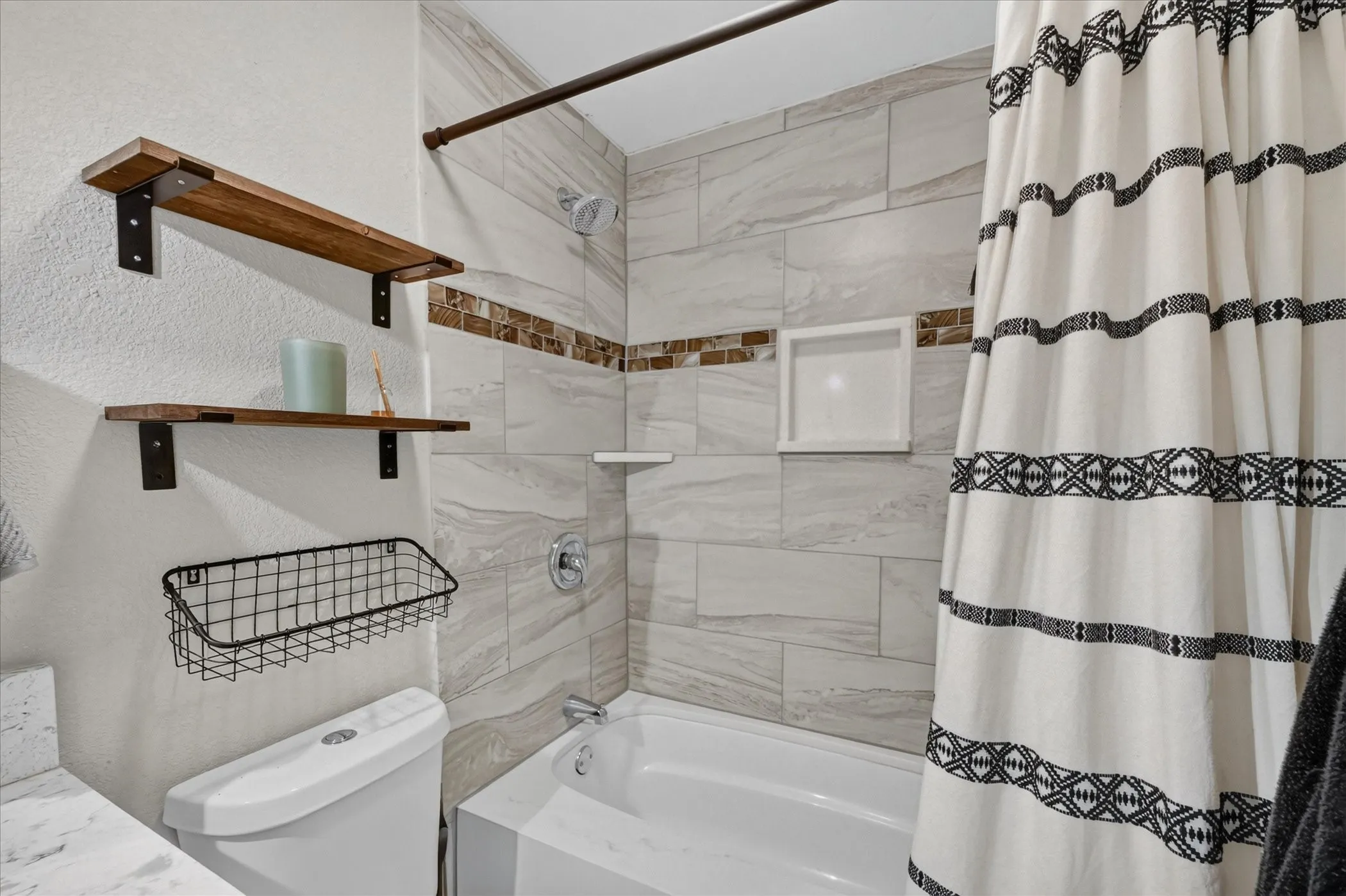 Single Family Residence For Sale in Tarrant County , 806 Creekside Drive, Euless, Texas 76040, 3 Bedroom, 2 Bathroom, 2 Garage spaces, 1,735 Sqft, built in 1984, mls#21387503, Real Estate Agent in Euless, Homes For Sale in Tarrant county, Homes For Sale in Euless, Realtor in Euless Texas, Real Estate Brokerage Independent Realty Texas, Luminita Cordes Realtor