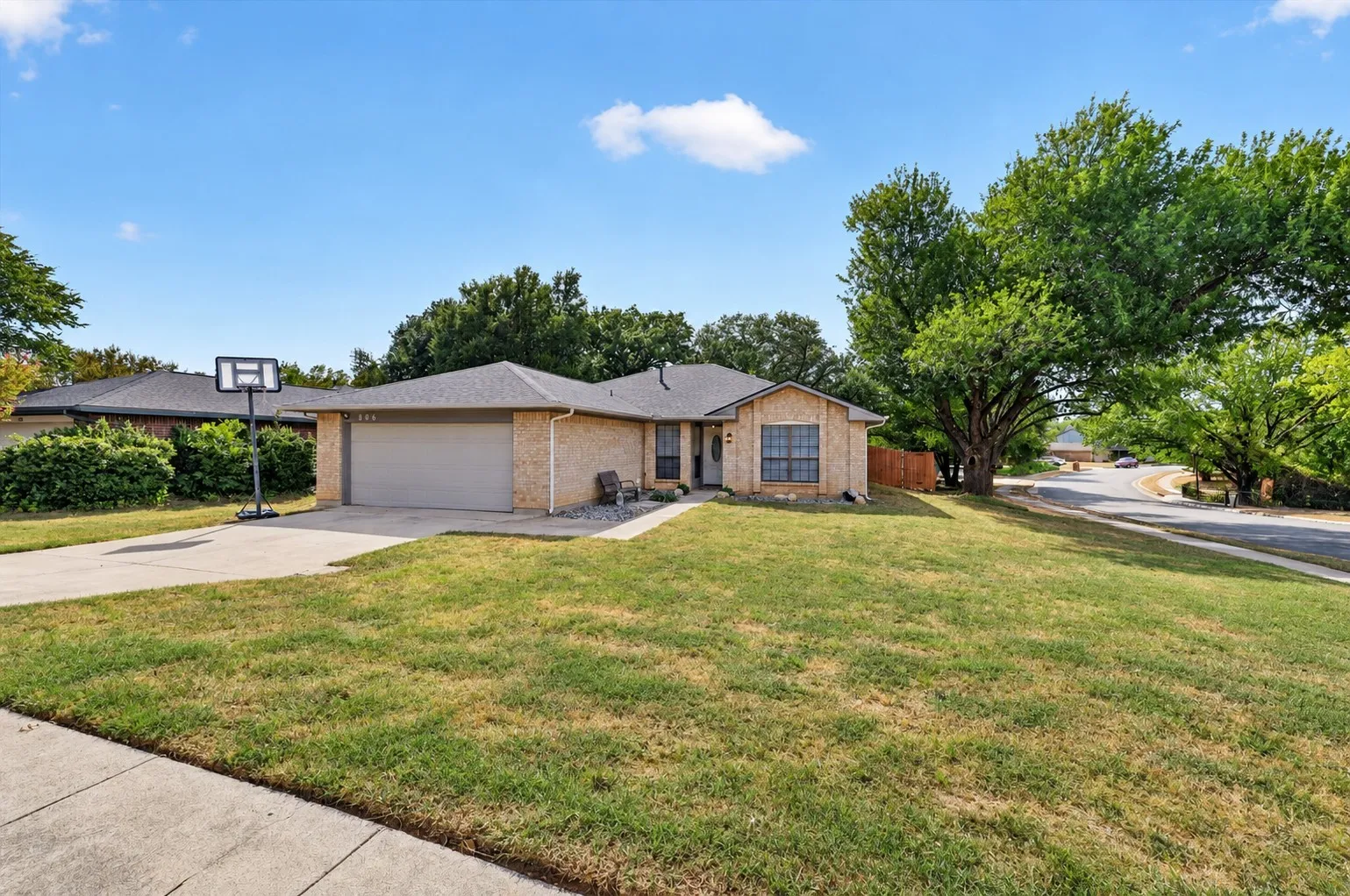 Single Family Residence For Sale in Tarrant County , 806 Creekside Drive, Euless, Texas 76040, 3 Bedroom, 2 Bathroom, 2 Garage spaces, 1,735 Sqft, built in 1984, mls#21387503, Real Estate Agent in Euless, Homes For Sale in Tarrant county, Homes For Sale in Euless, Realtor in Euless Texas, Real Estate Brokerage Independent Realty Texas, Luminita Cordes Realtor